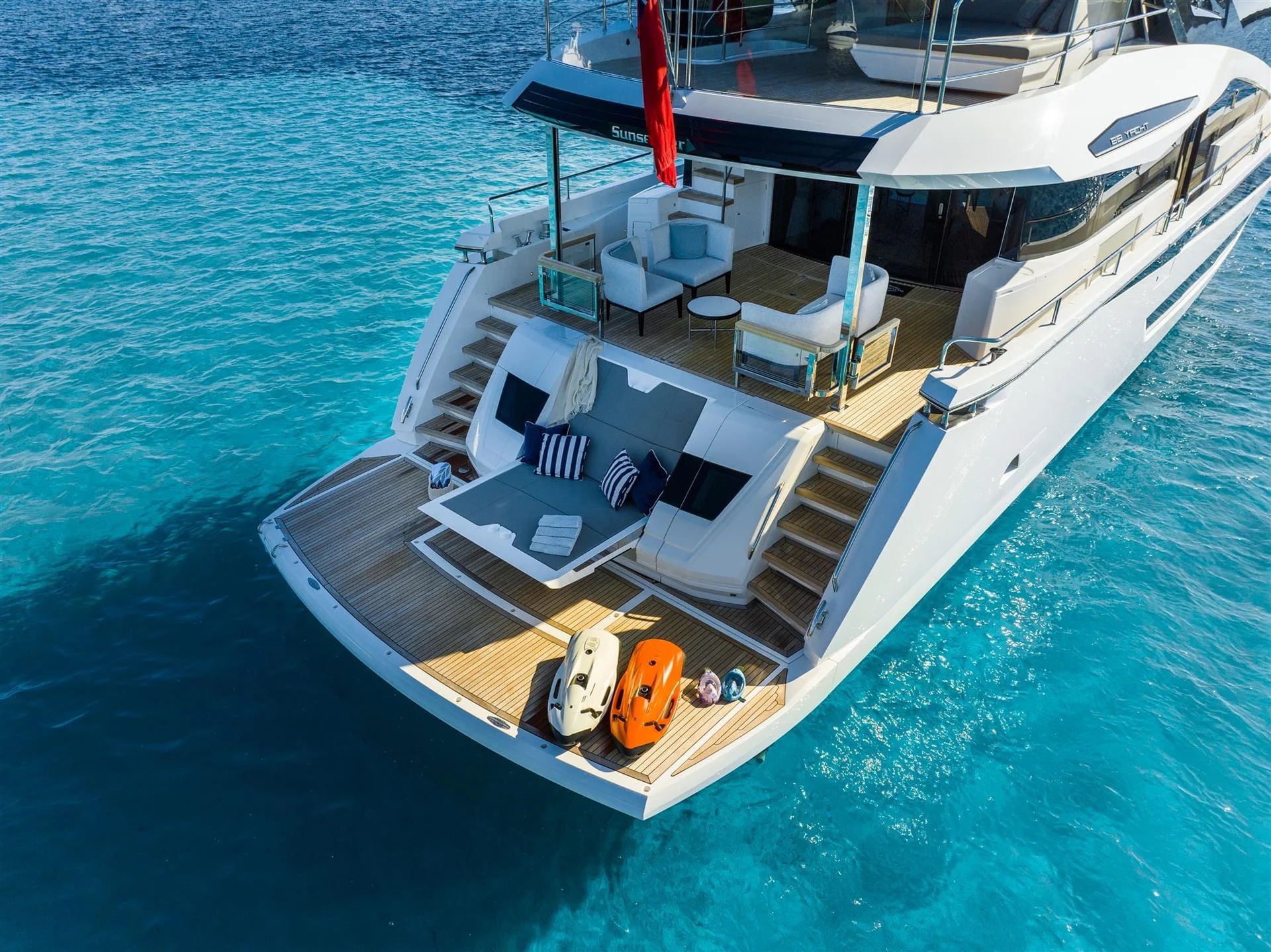 Sunseeker 88 Yacht, achterdek met loungezitje en jetski