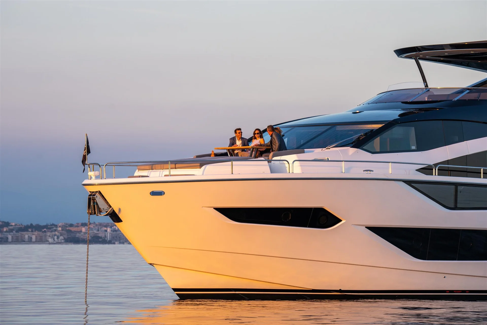 Sunseeker 88 Yacht, boot voorkant bij zonsondergang
