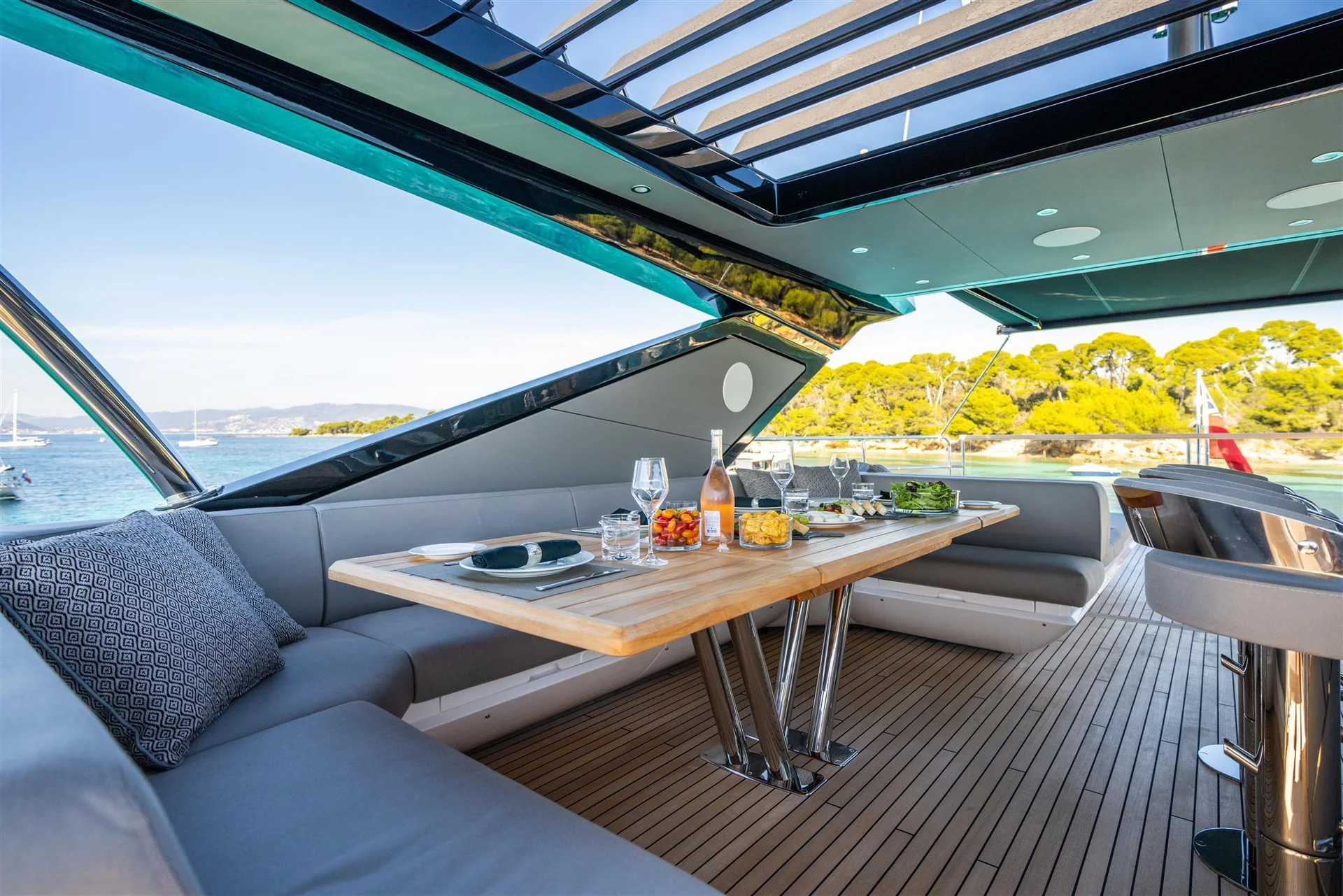 Sunseeker 88 Yacht, dekzitplaats met tafel gedekt