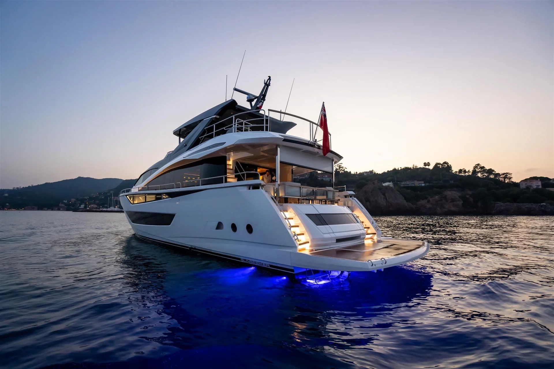 Sunseeker 88 Yacht, jacht op zee bij schemering