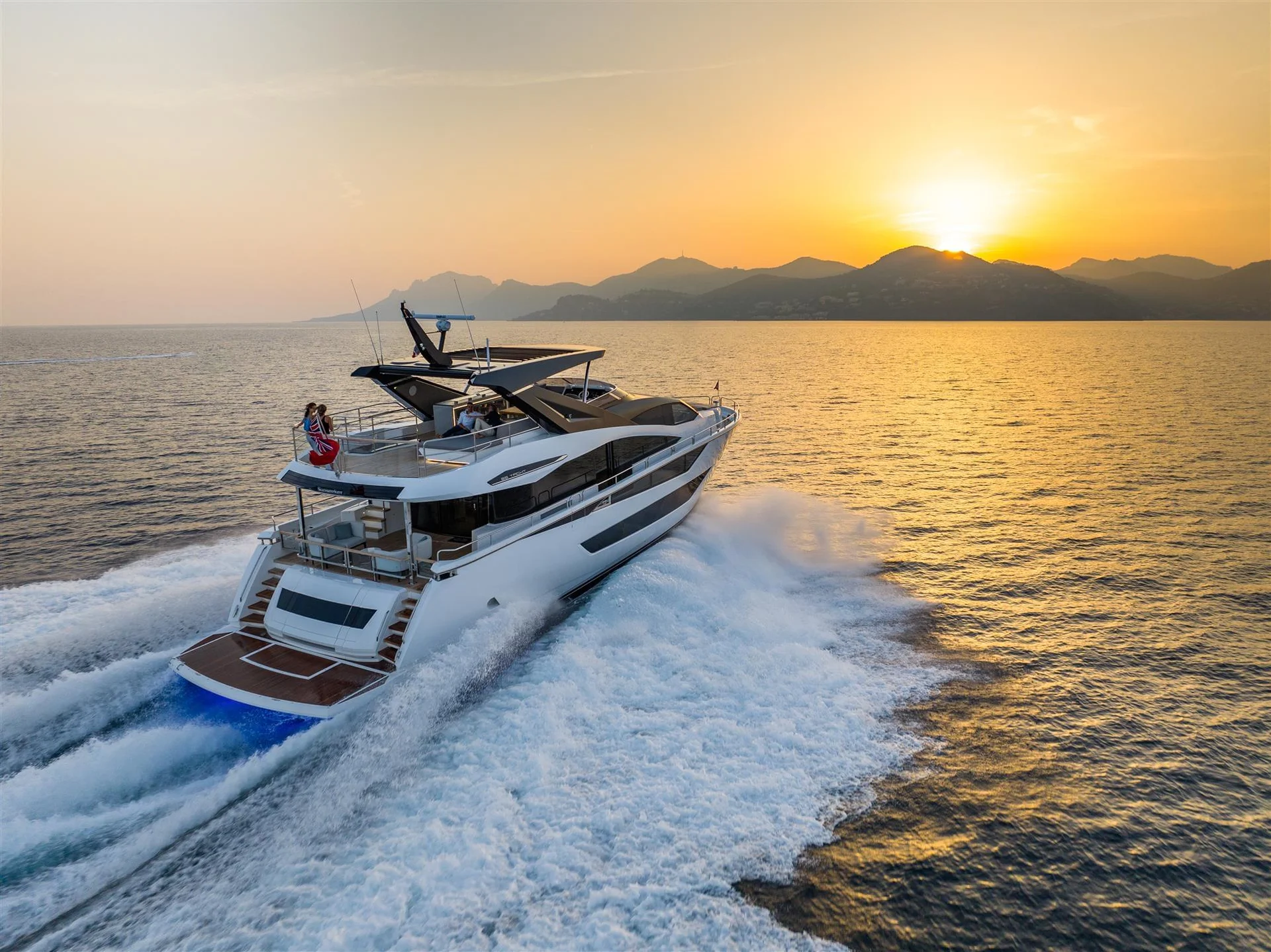 Sunseeker 88 Yacht, jacht vaart met zonsondergang