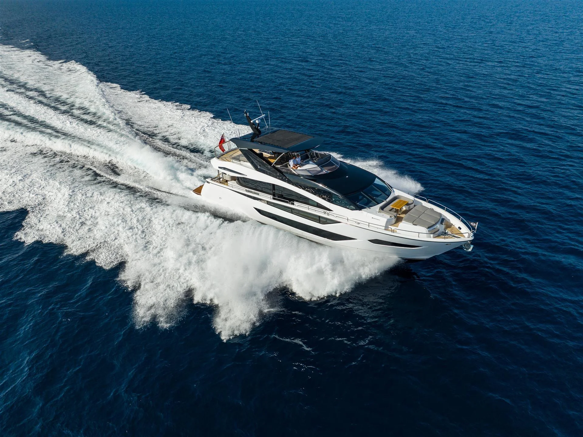 Sunseeker 88 Yacht, jacht varend met golven op zee