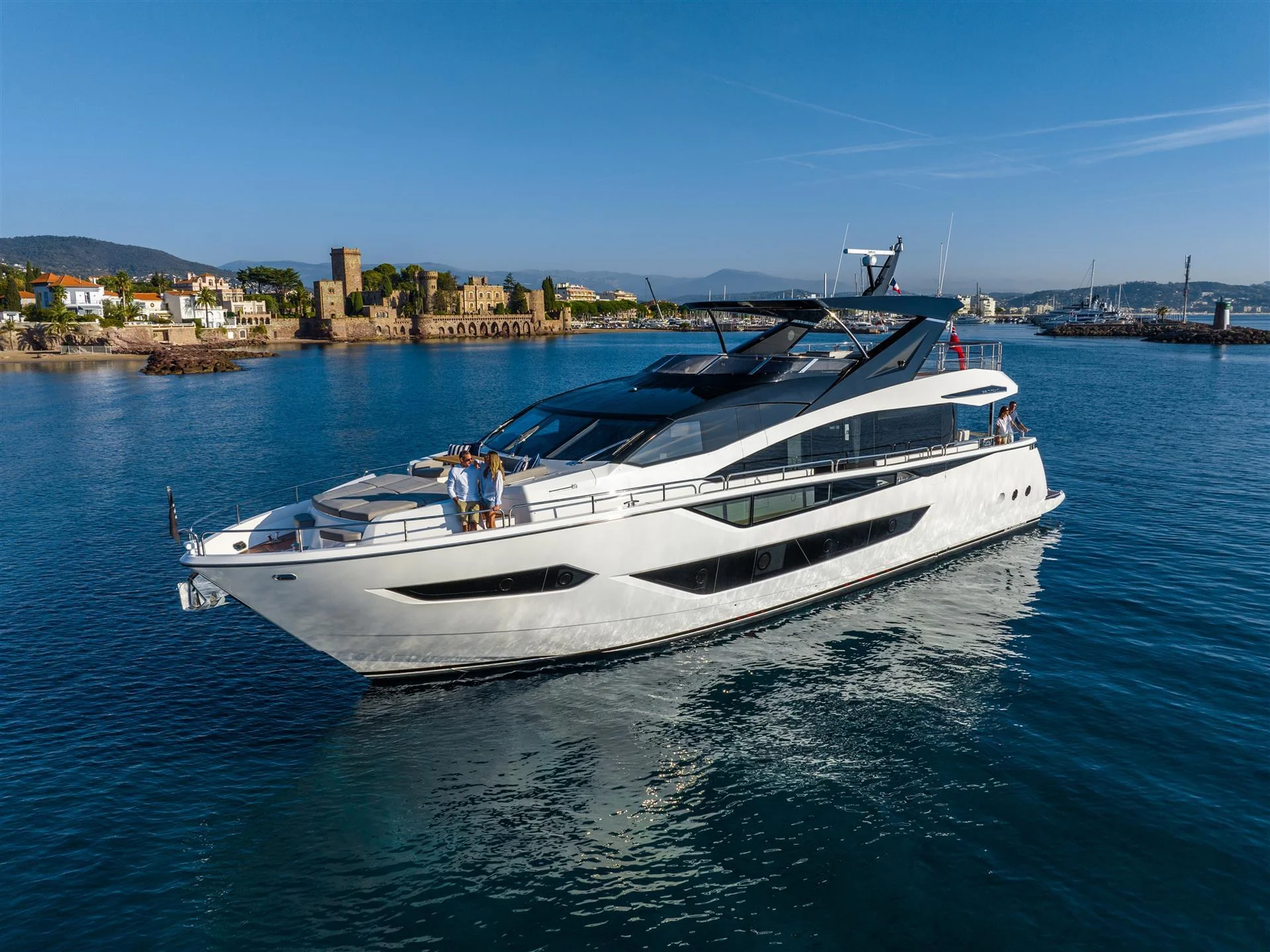 Sunseeker 88 Yacht, jacht varend nabij kustlijn