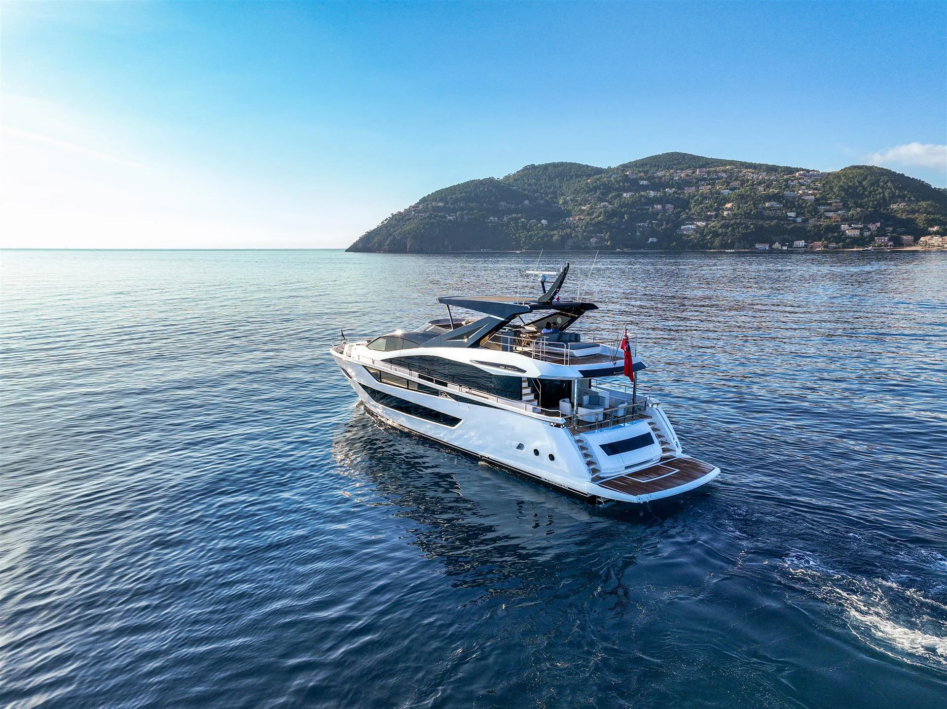 Sunseeker 88 Yacht, jacht varend op zee bij kust