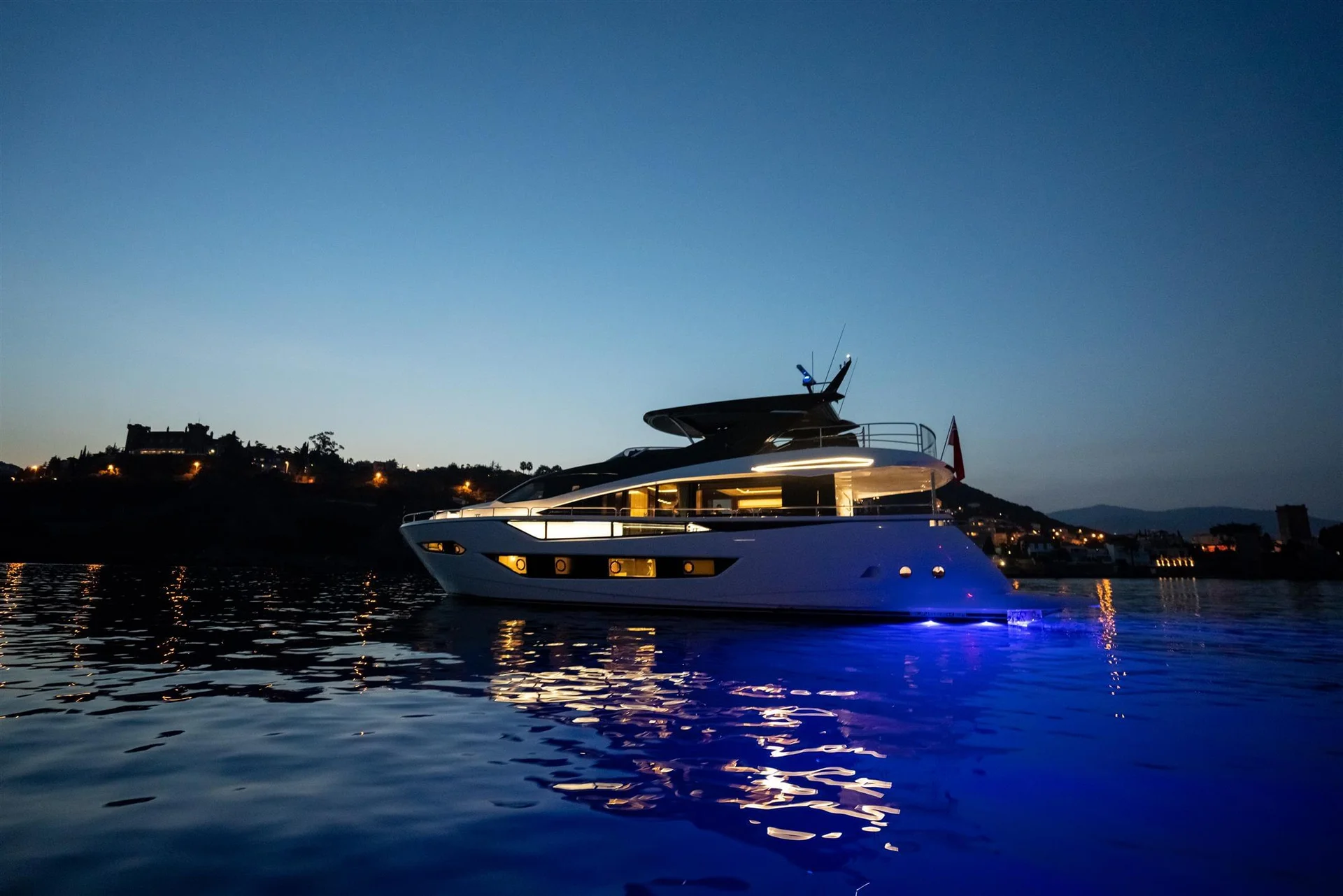 Sunseeker 88 Yacht, jacht verlicht bij nacht op water