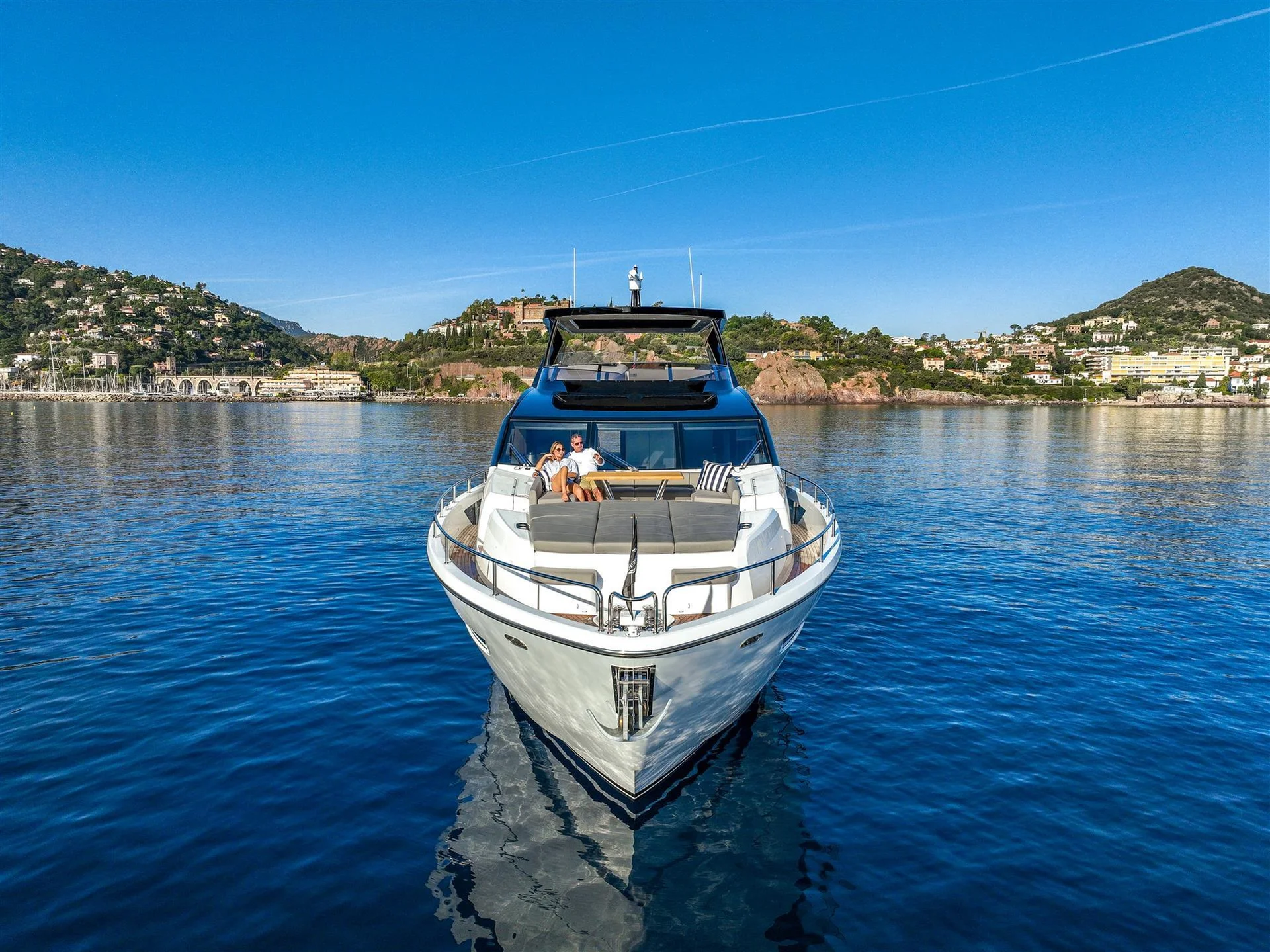 Sunseeker 88 Yacht, jacht voor anker in baai