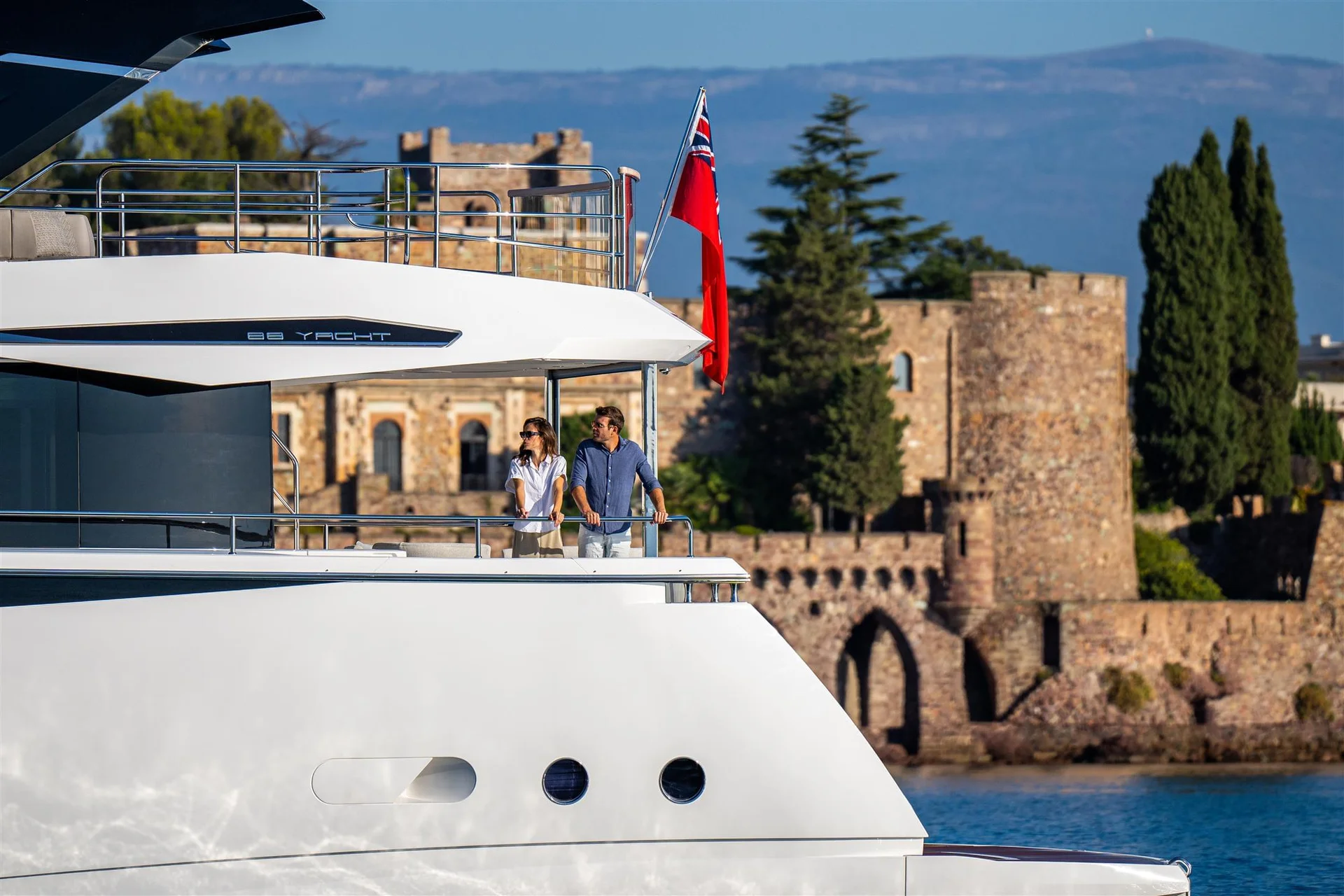 Sunseeker 88 Yacht, koppel op jacht bij kasteel