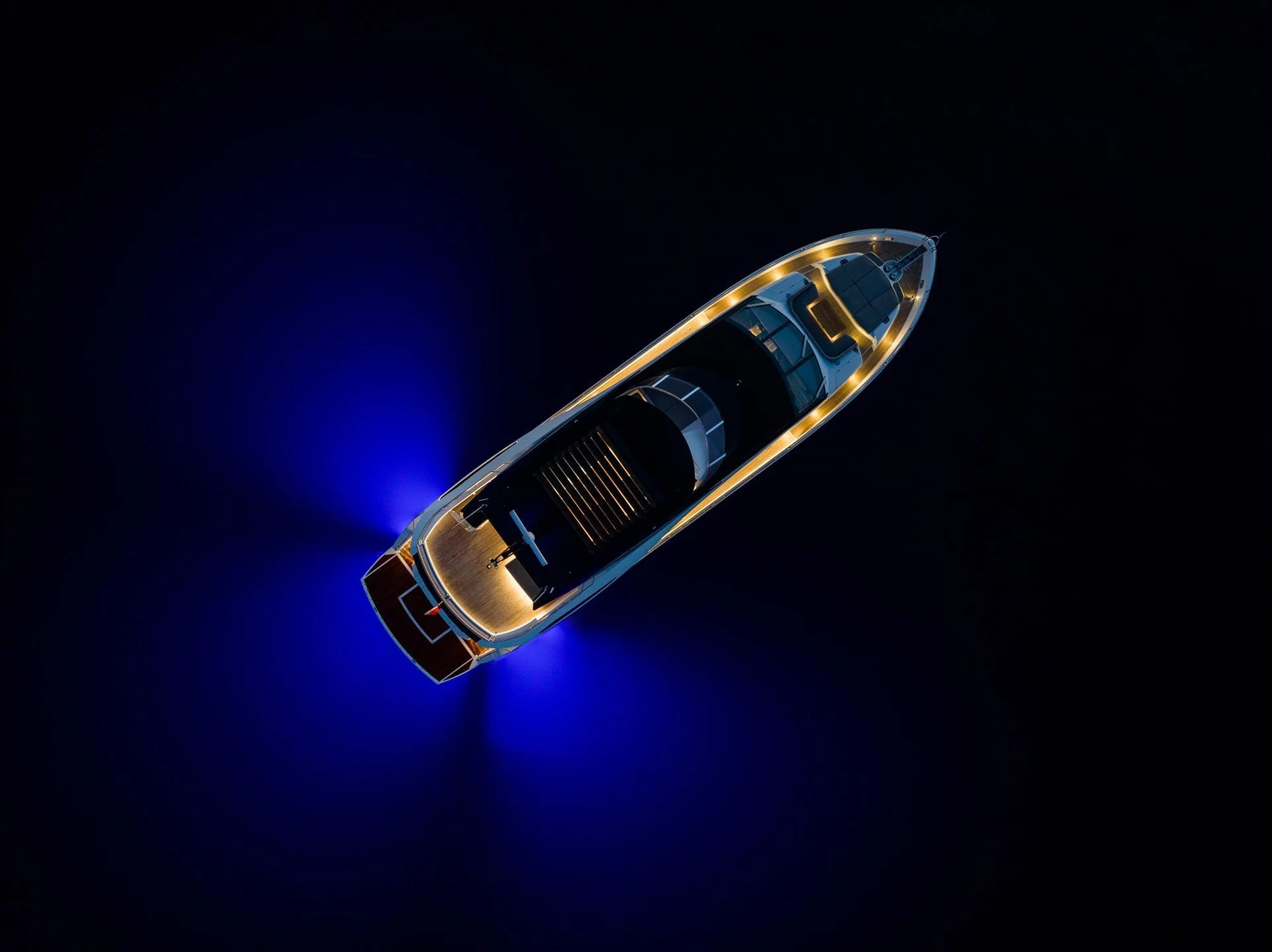 Sunseeker 88 Yacht, luchtfoto jacht op water bij nacht