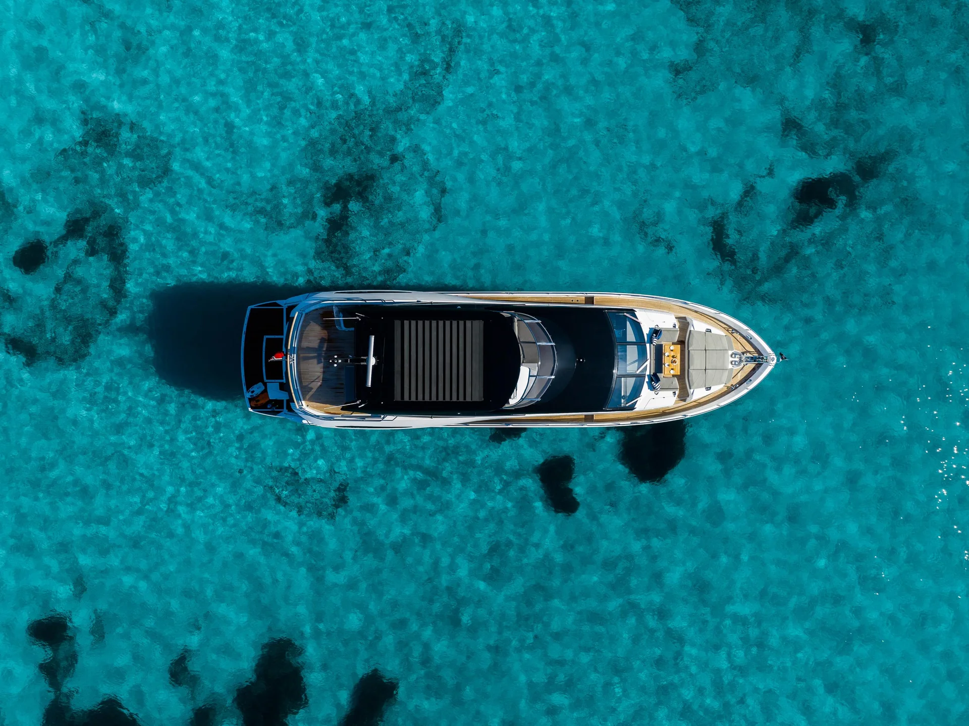 Sunseeker 88 Yacht, luchtfoto jacht op zee