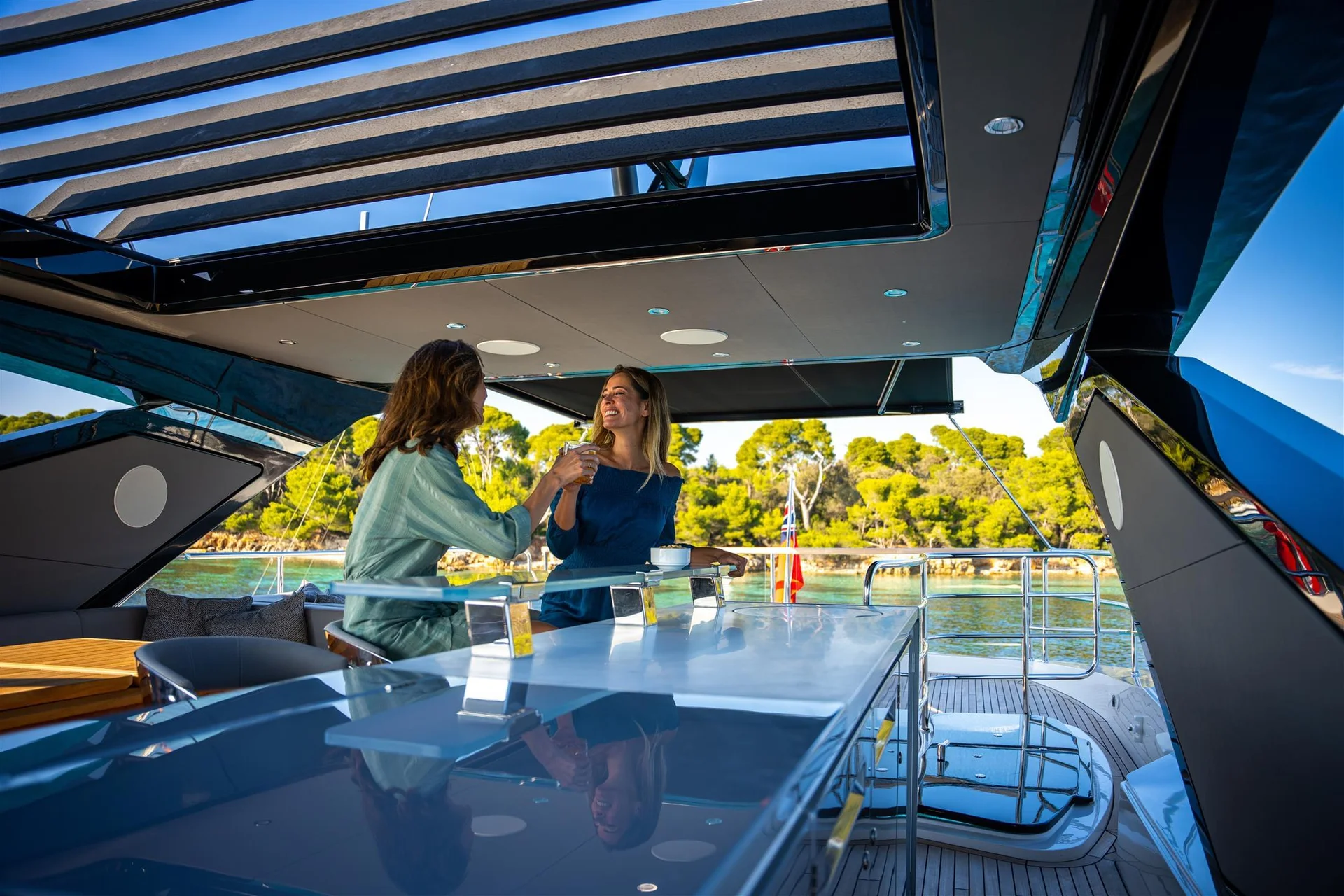 Sunseeker 88 Yacht, twee vrouwen proosten op achterdek