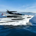 Sunseeker 88 Yacht, witte jacht vaart op zee