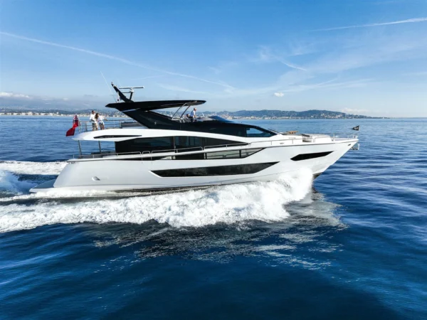 Sunseeker 88 Yacht, witte jacht vaart op zee