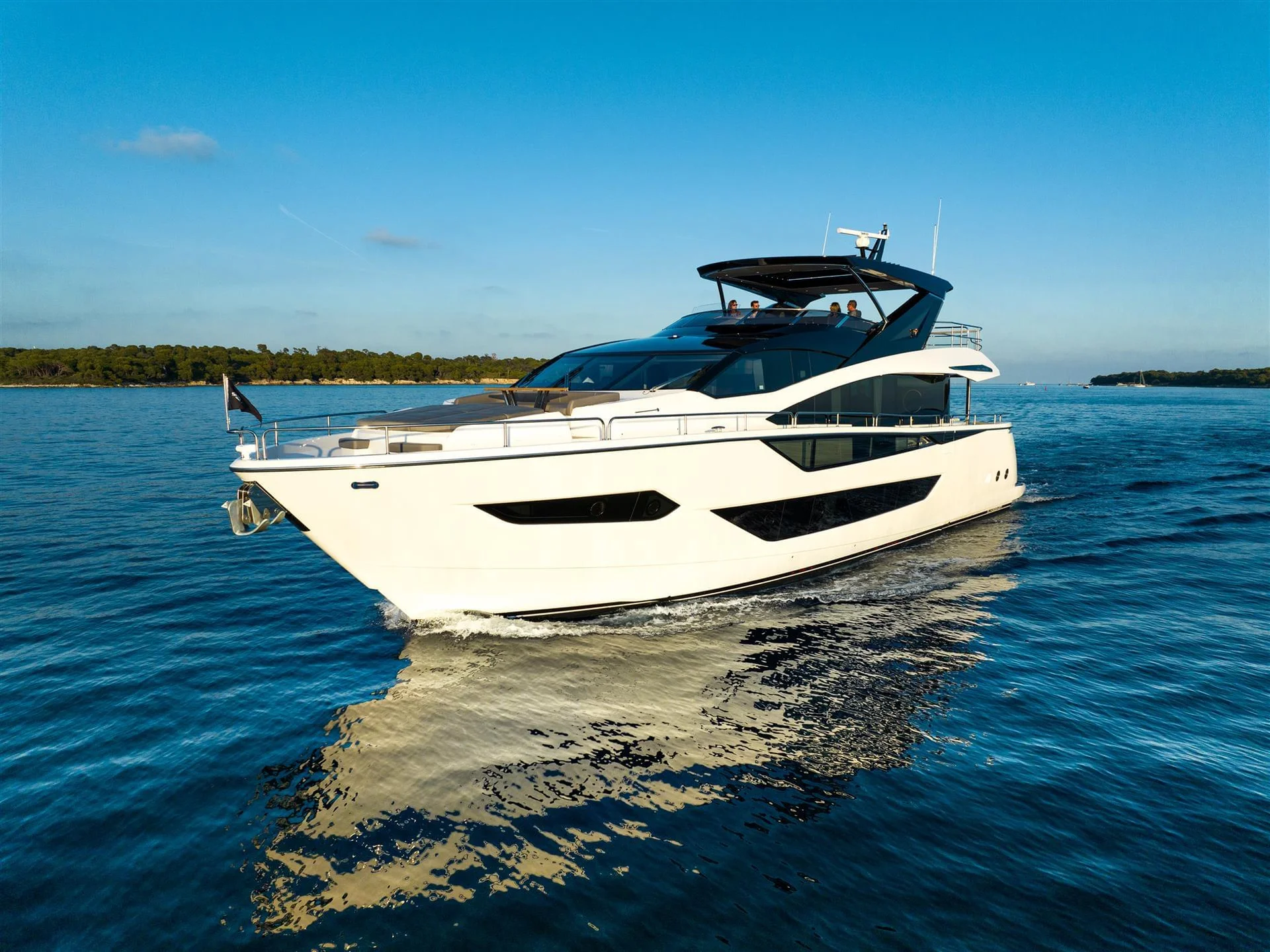 Sunseeker 88 Yacht, witte motorjacht vaart op zee