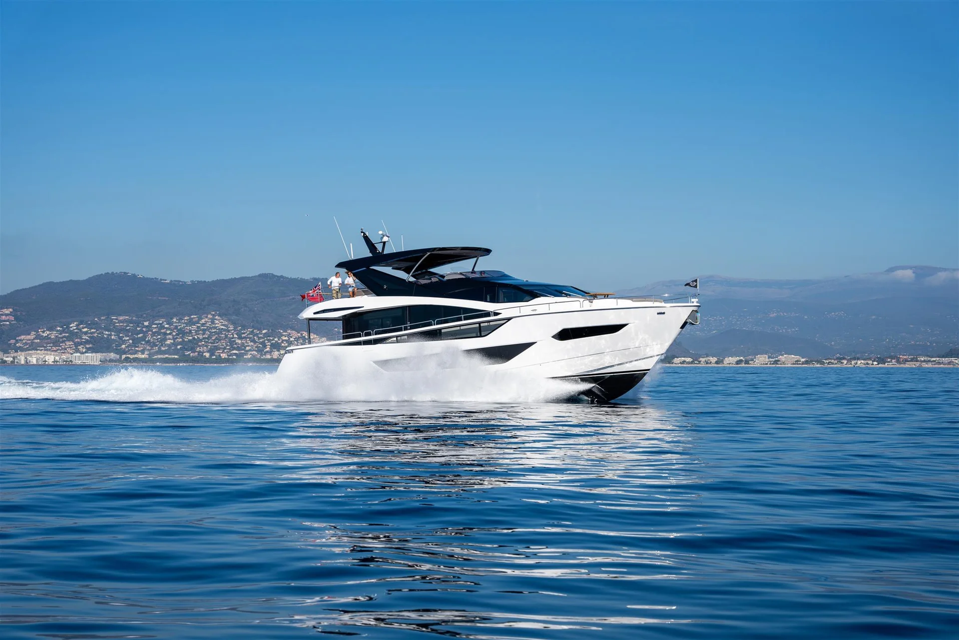 Sunseeker 88 Yacht, witte motorjacht varend op zee