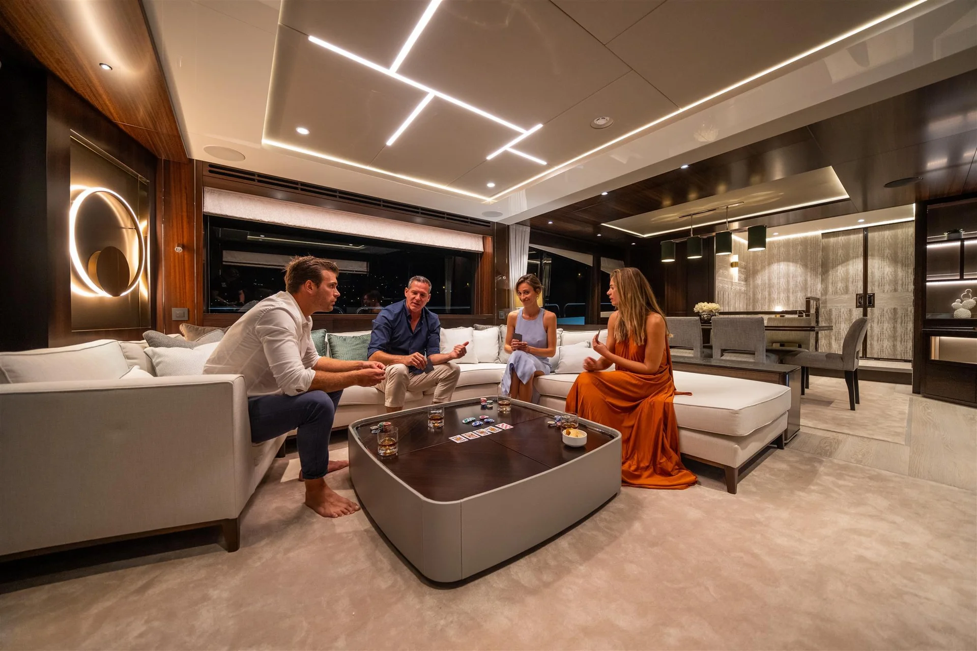 Sunseeker 88 Yacht, salon met kaartspel avond