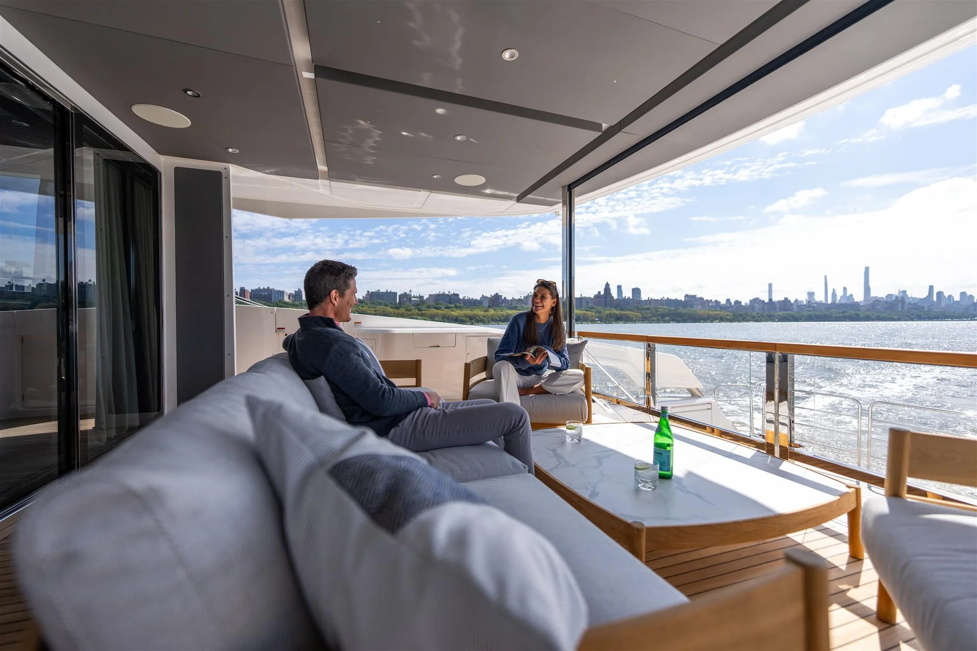 Sunseeker 90 Ocean Enclosed, achterdek met loungebank en uitzicht