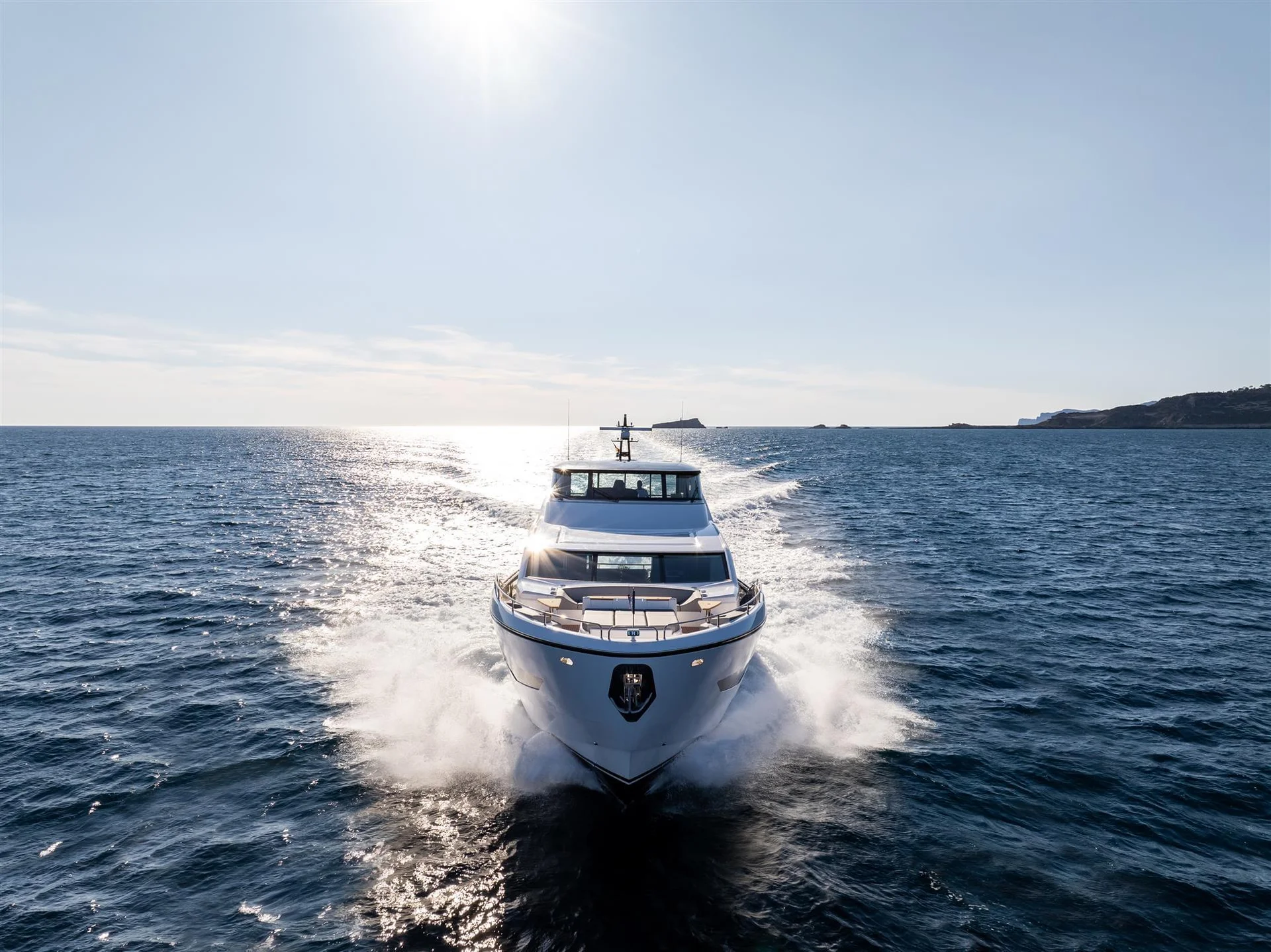 Sunseeker 90 Ocean Enclosed, boot varend op zee