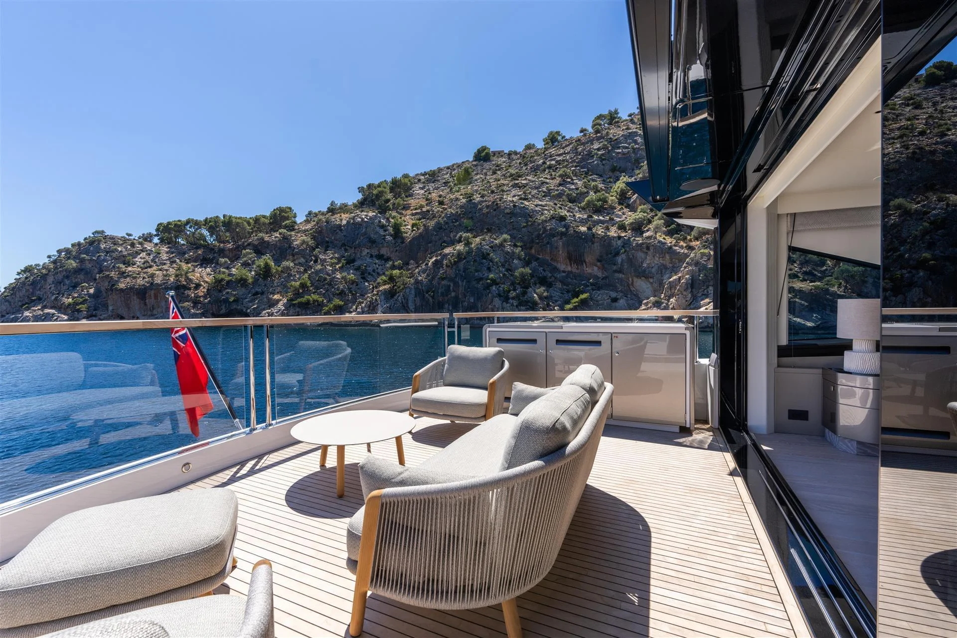 Sunseeker 90 Ocean Enclosed, dek met loungebank en zeezicht