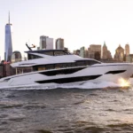 Sunseeker 90 Ocean Enclosed, jacht vaart voor stadsgezicht