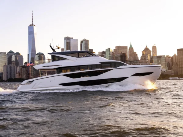 Sunseeker 90 Ocean Enclosed, jacht vaart voor stadsgezicht