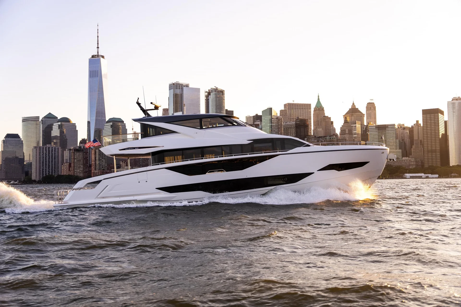 Sunseeker 90 Ocean Enclosed, jacht vaart voor stadsgezicht
