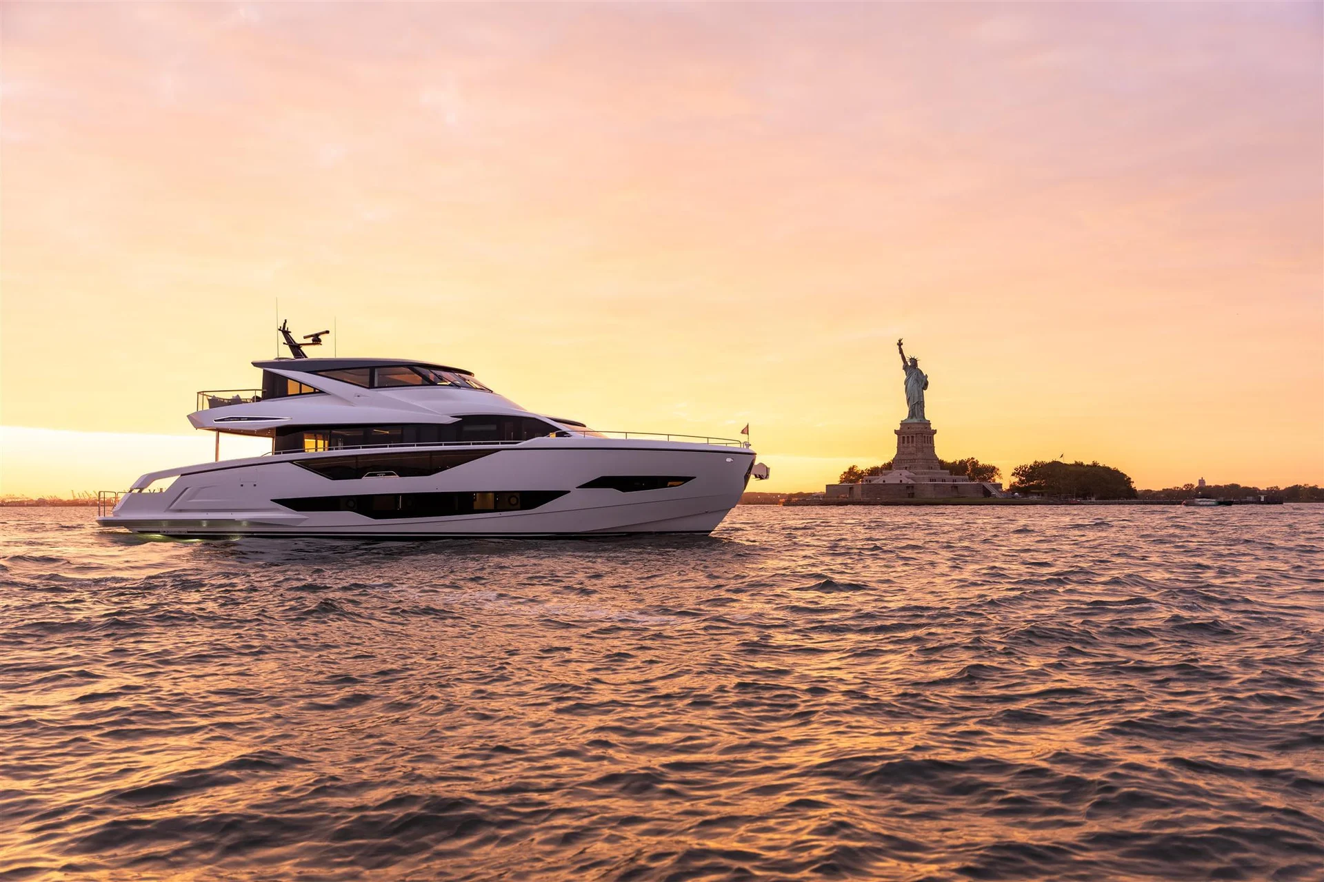 Sunseeker 90 Ocean Enclosed, jacht varend bij vrijheidsbeeld