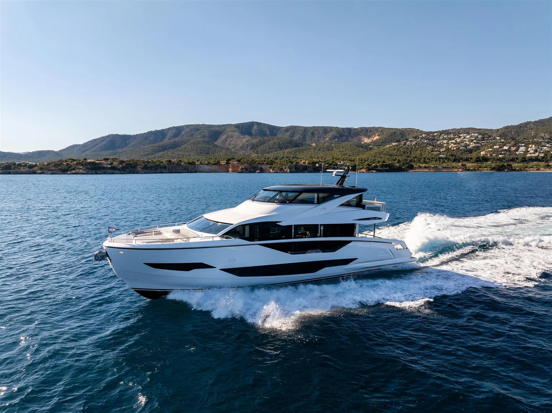 Sunseeker 90 Ocean Enclosed, jacht varend op zee