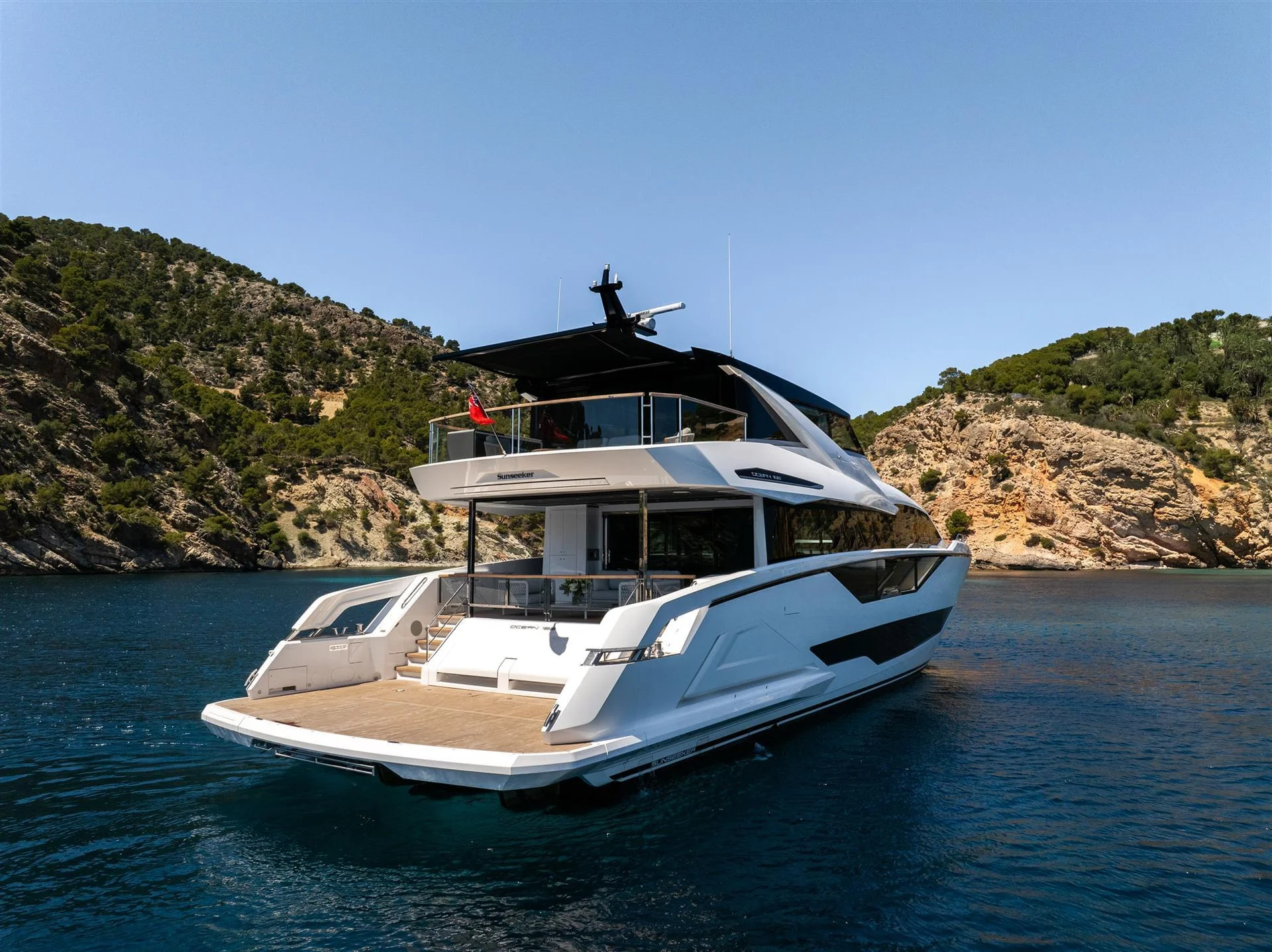 Sunseeker 90 Ocean Enclosed, jacht voor anker in baai