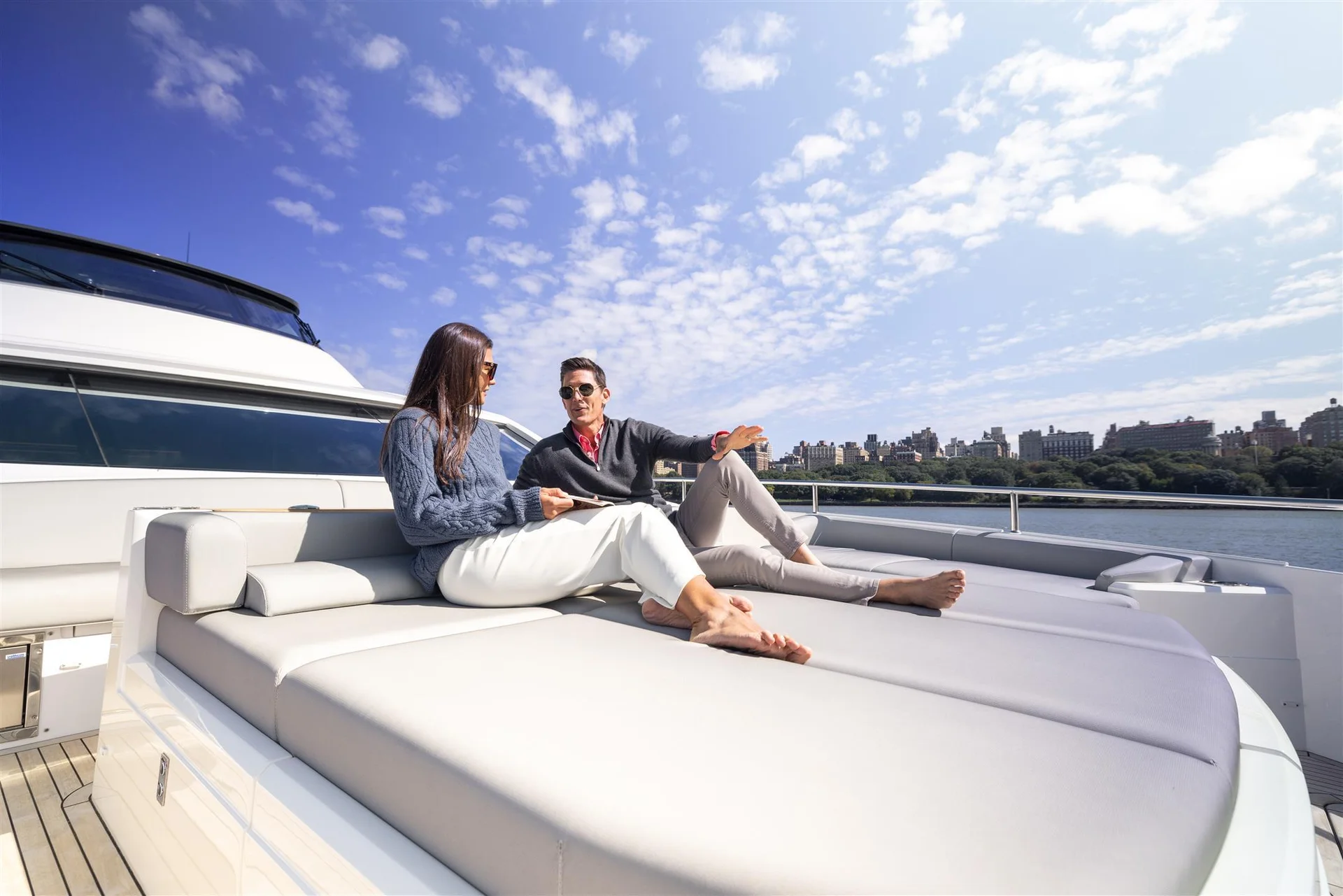 Sunseeker 90 Ocean Enclosed, koppel ontspant op zonnedek