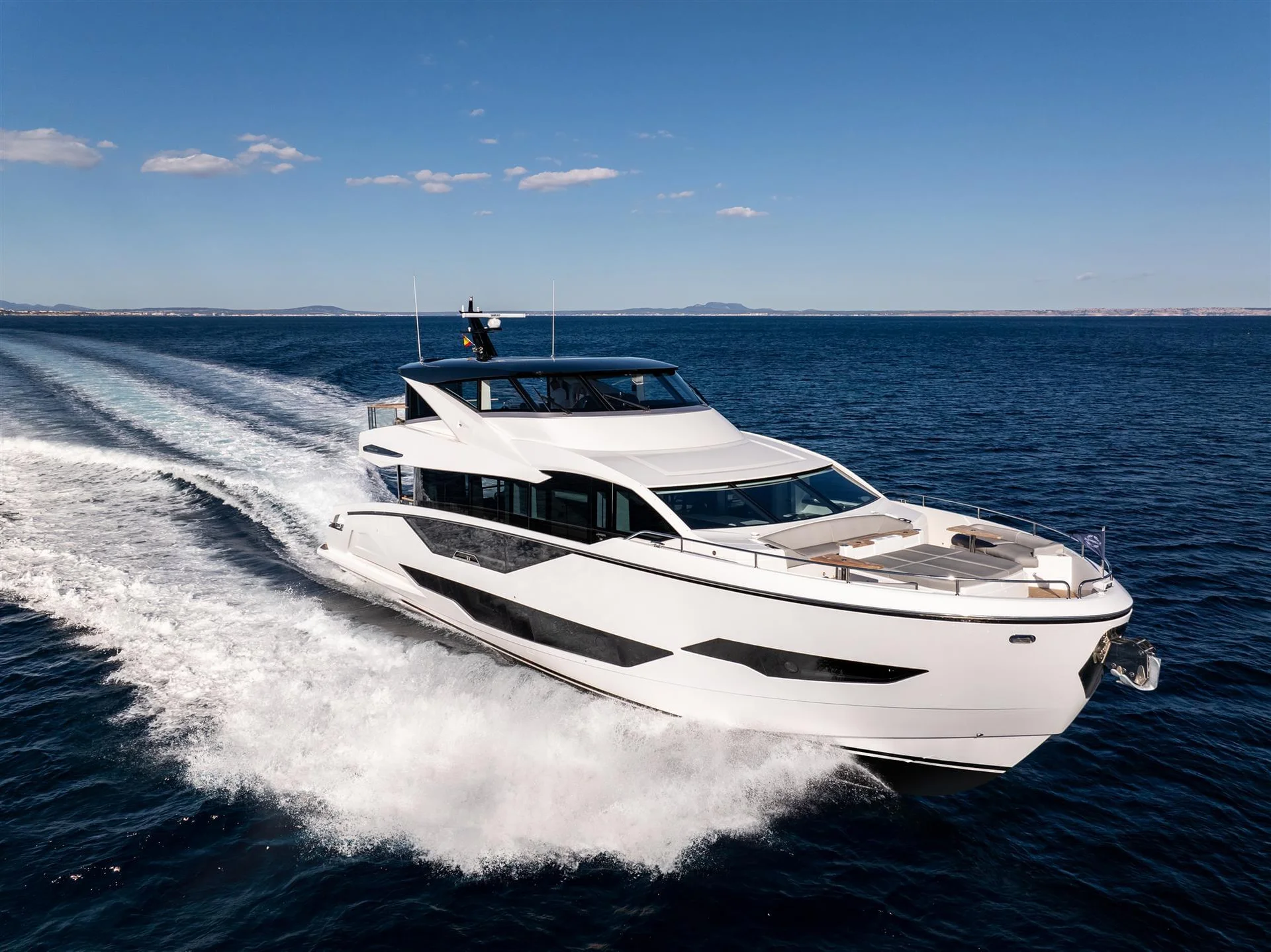 Sunseeker 90 Ocean Enclosed, witte jacht vaart snel over zee