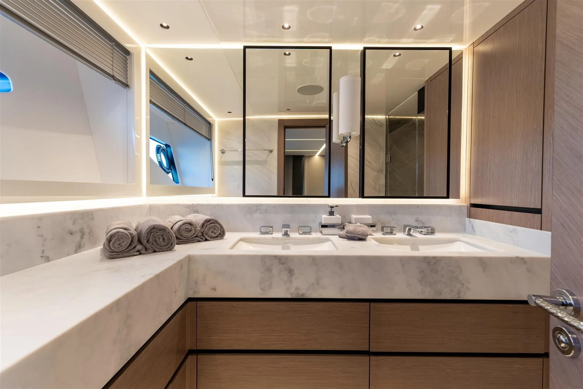 Sunseeker 90 Ocean Enclosed, badkamer met marmeren wastafel