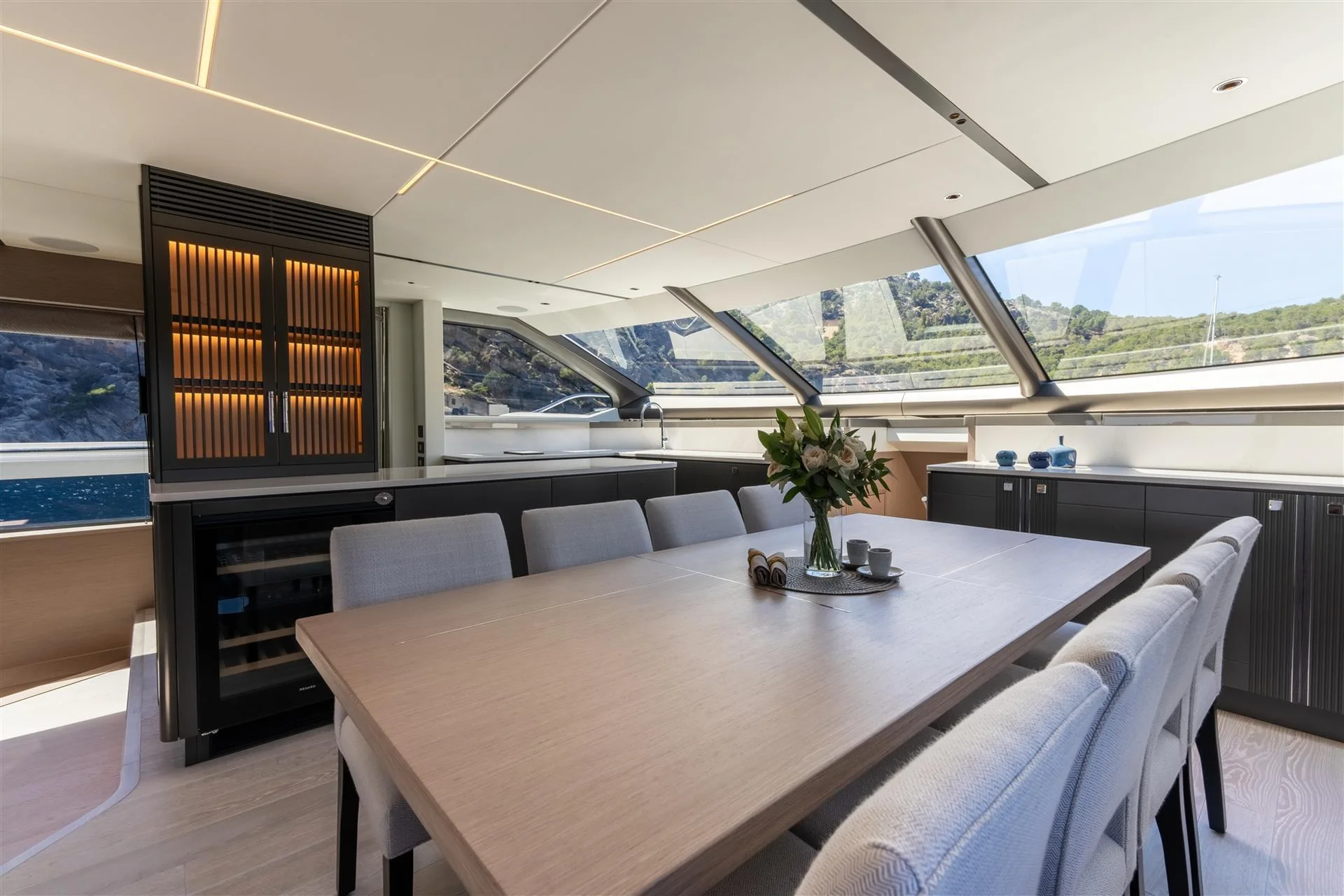 Sunseeker 90 Ocean Enclosed, eettafel met stoelen keuken