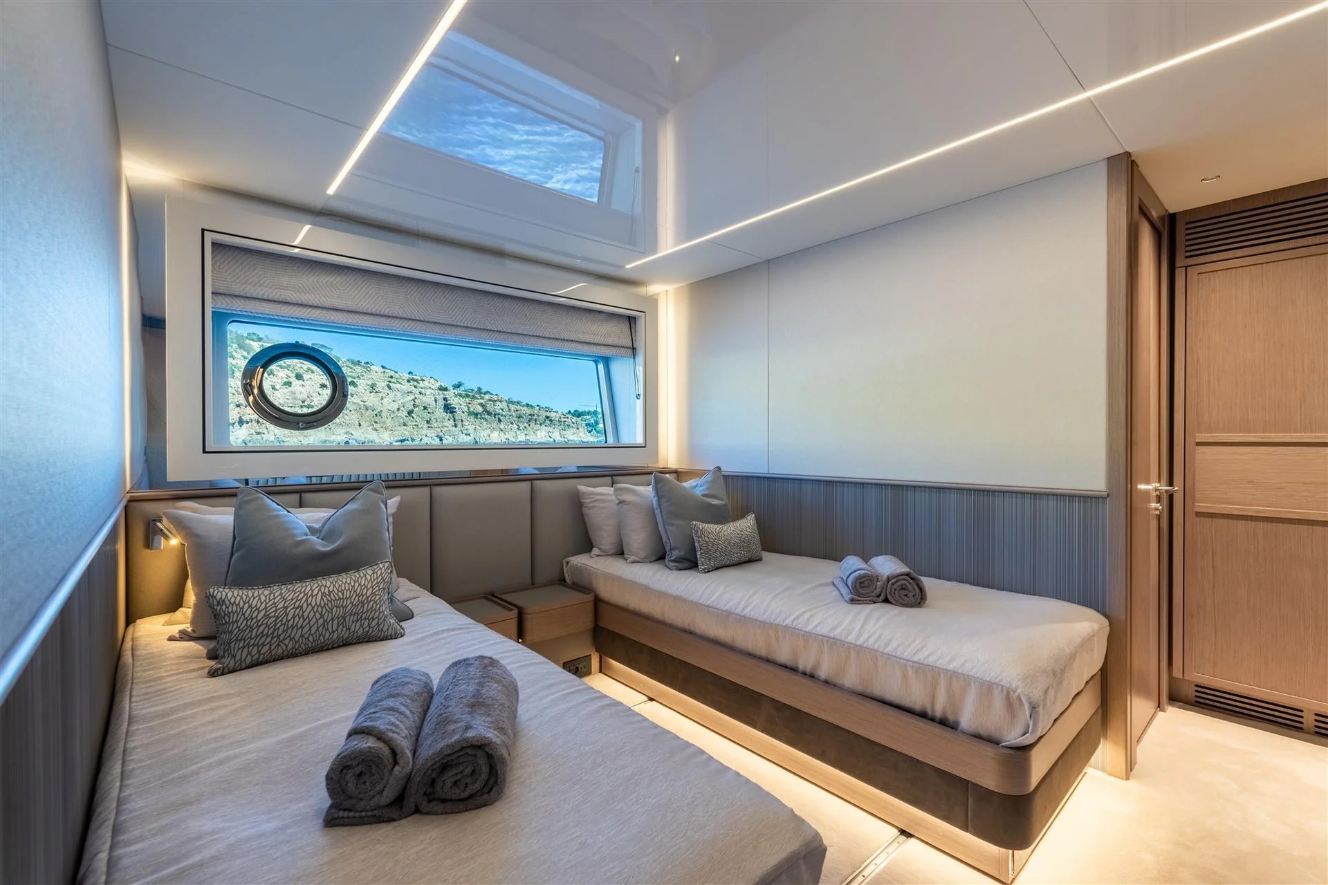Sunseeker 90 Ocean Enclosed, hut met twee bedden