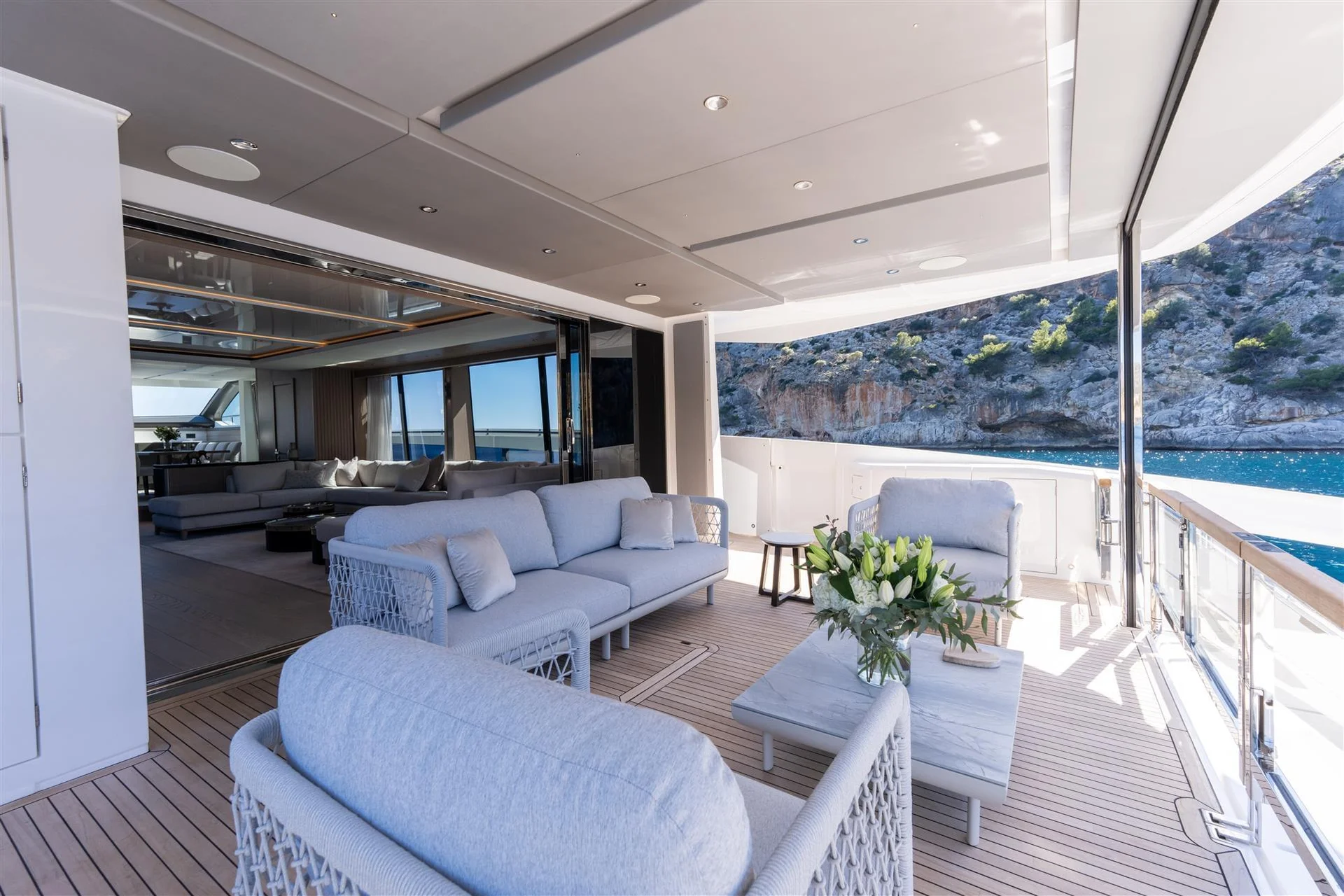Sunseeker 90 Ocean Enclosed, lounge dek met uitzicht op kust