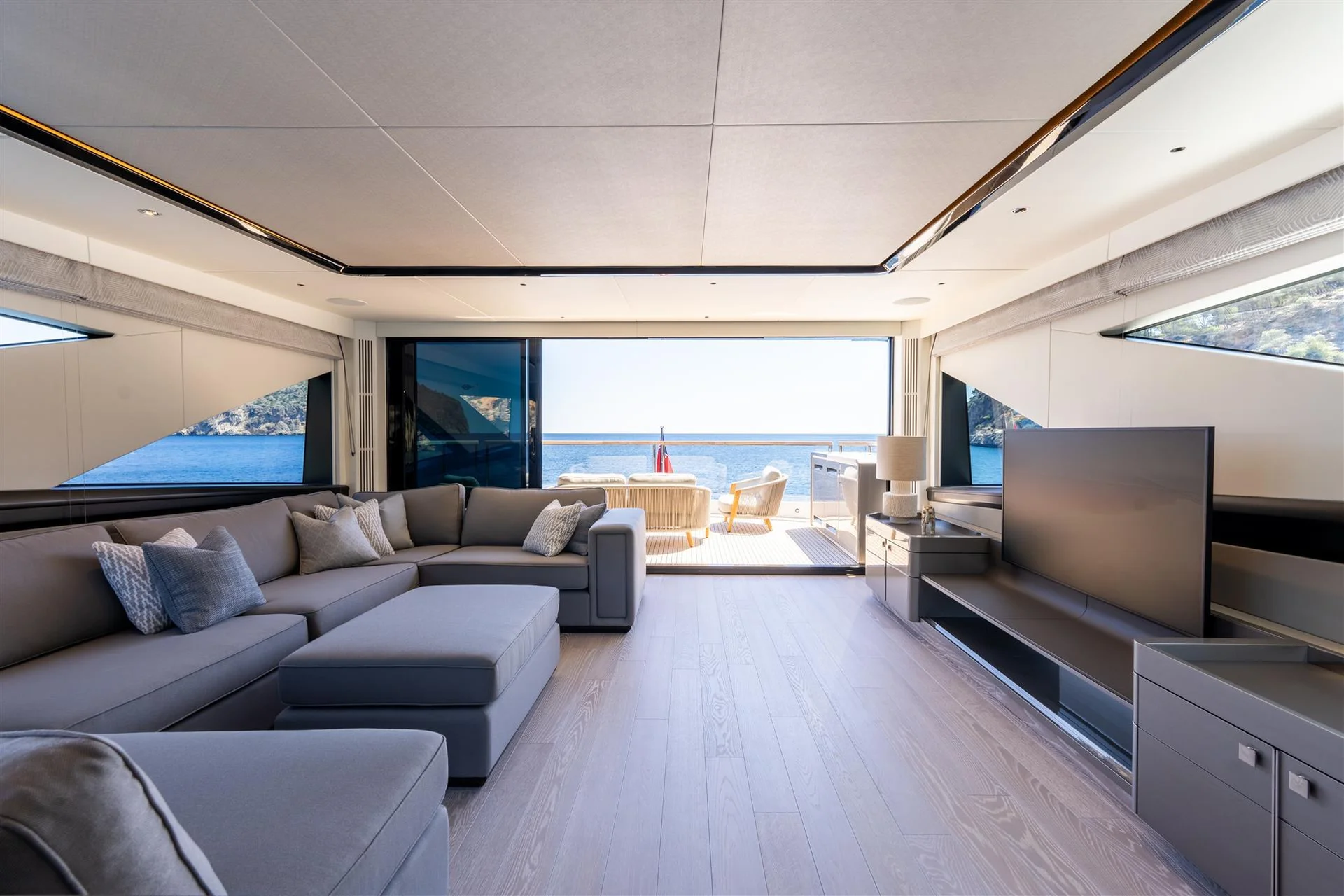 Sunseeker 90 Ocean Enclosed, lounge met zeezicht en bank