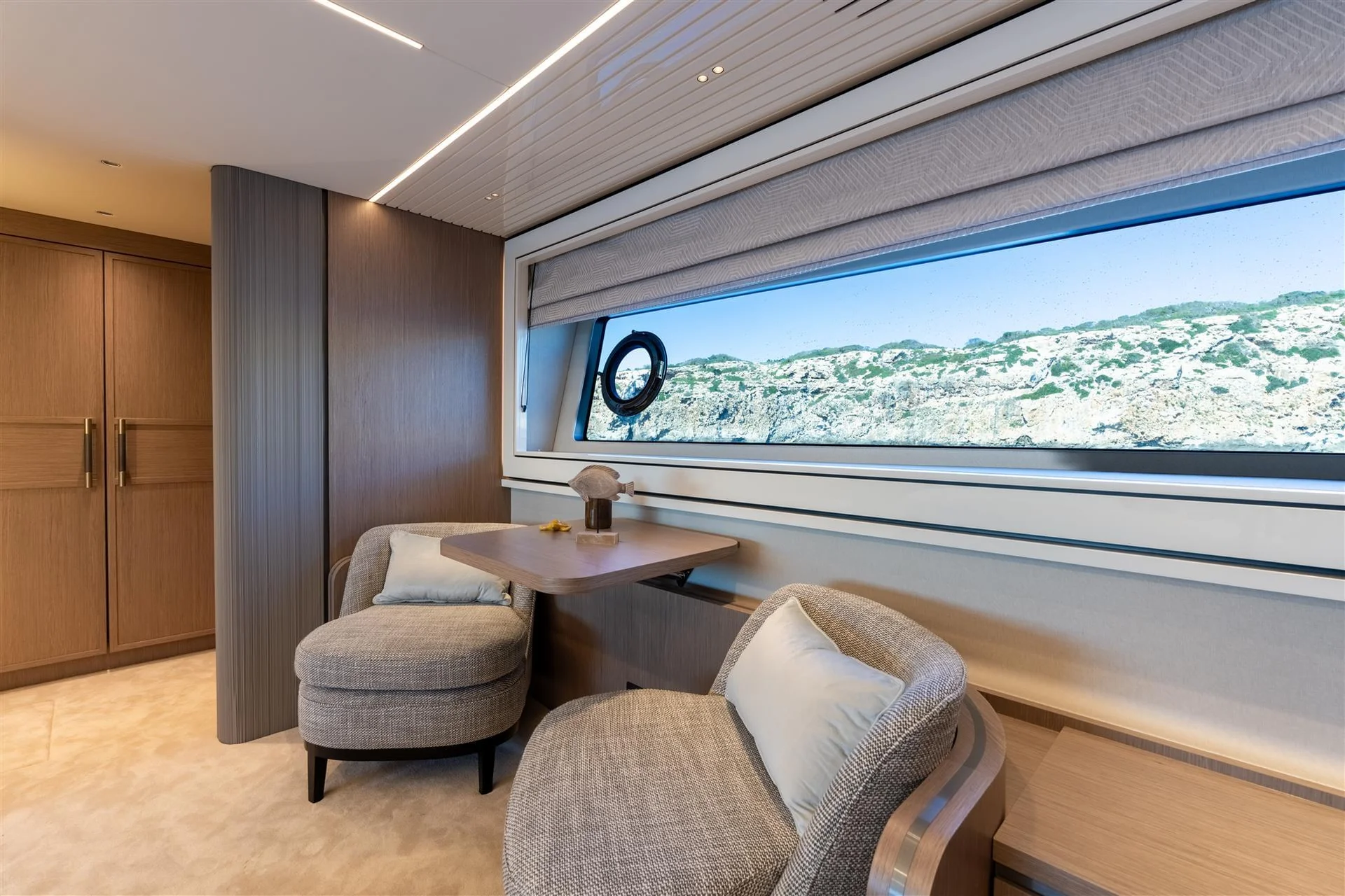 Sunseeker 90 Ocean Enclosed, lounge met zitbank en raam