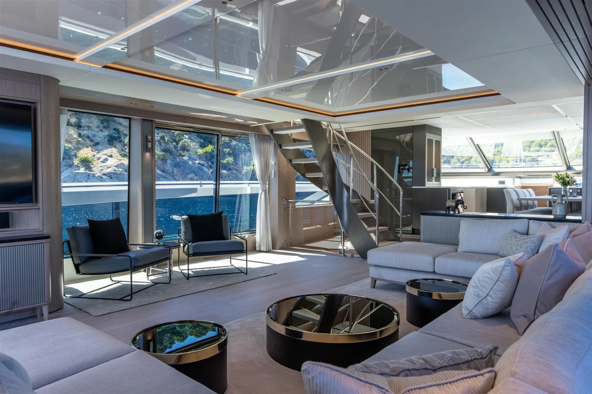 Sunseeker 90 Ocean Enclosed, lounge met zithoek en trap