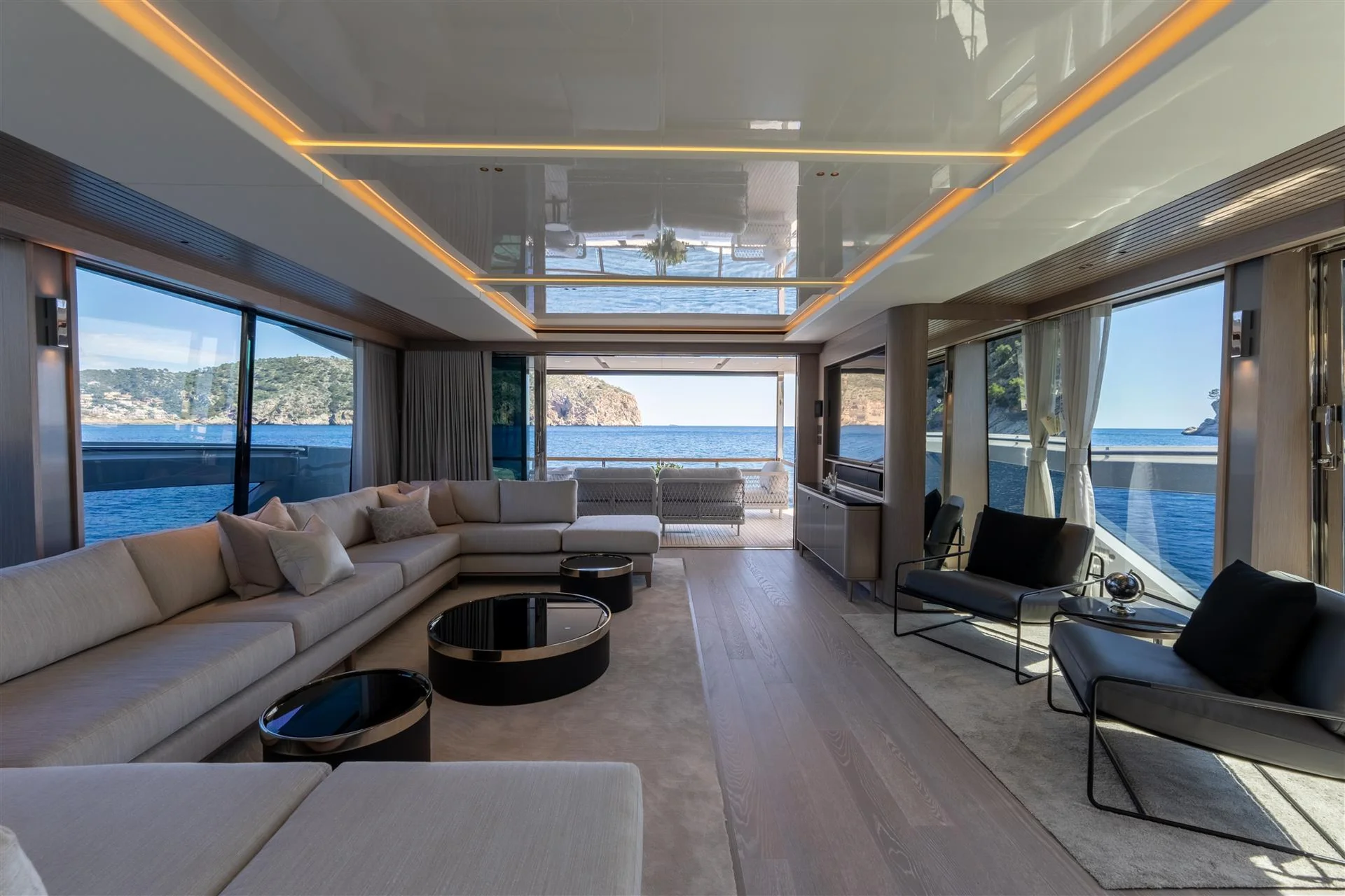 Sunseeker 90 Ocean Enclosed, luxe lounge met zeezicht
