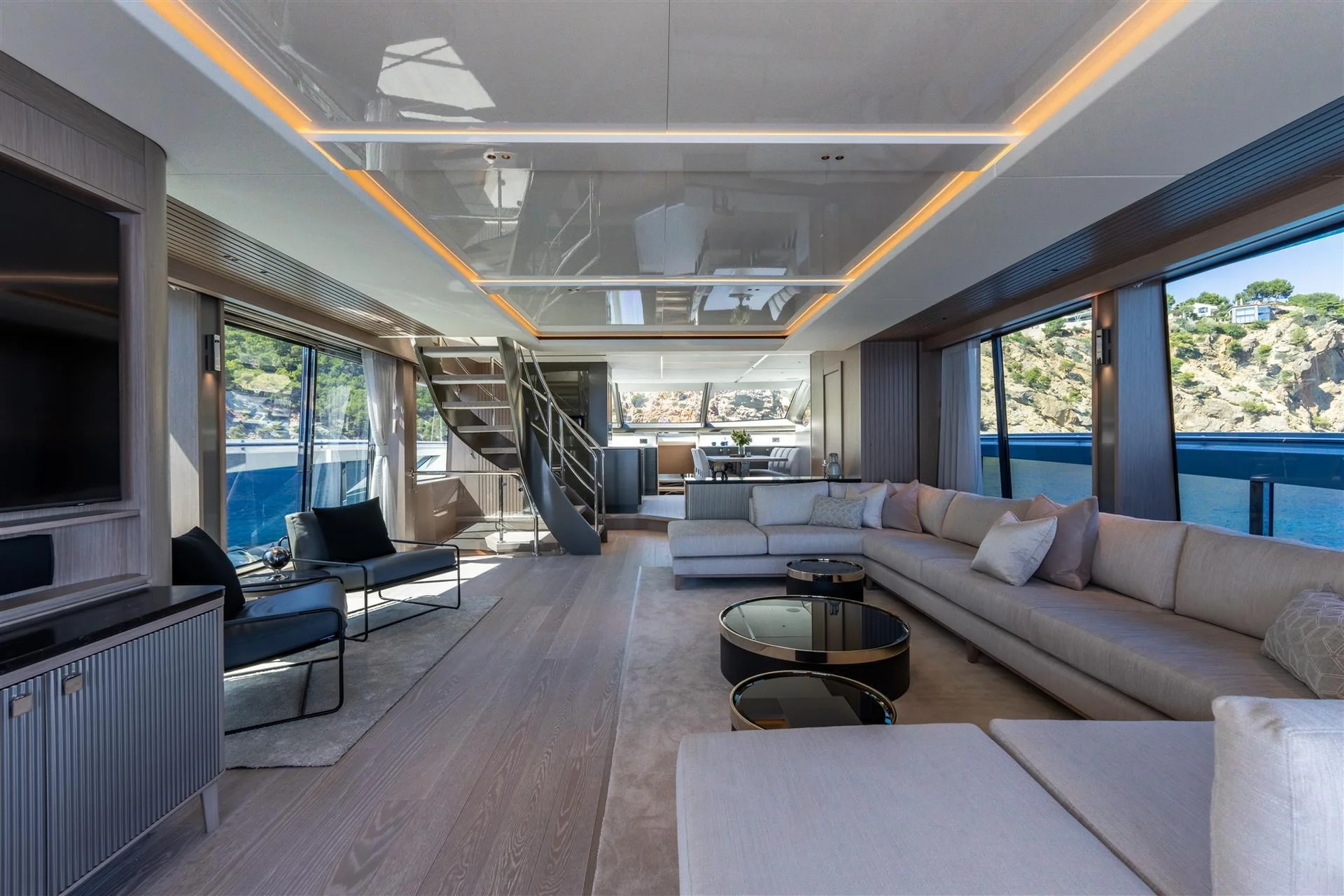 Sunseeker 90 Ocean Enclosed, luxe salon met zithoek
