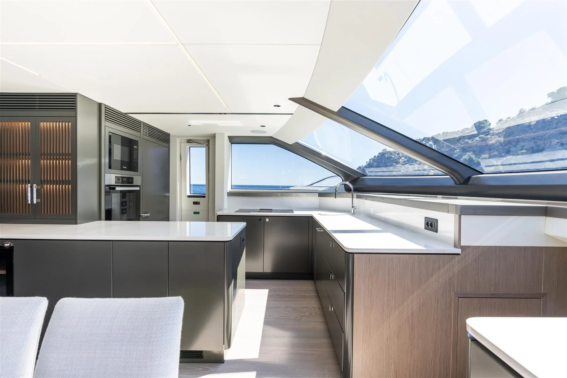 Sunseeker 90 Ocean Enclosed, moderne keuken met zeezicht
