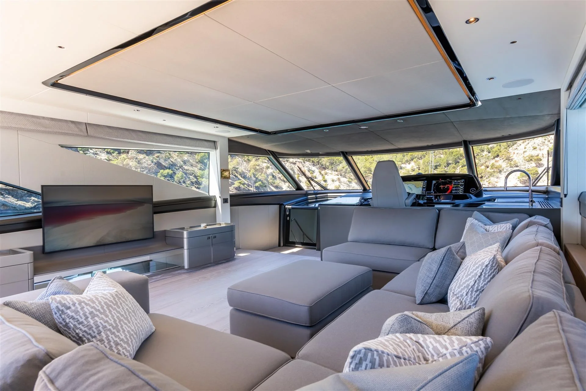 Sunseeker 90 Ocean Enclosed, salon met zithoek en stuurstand