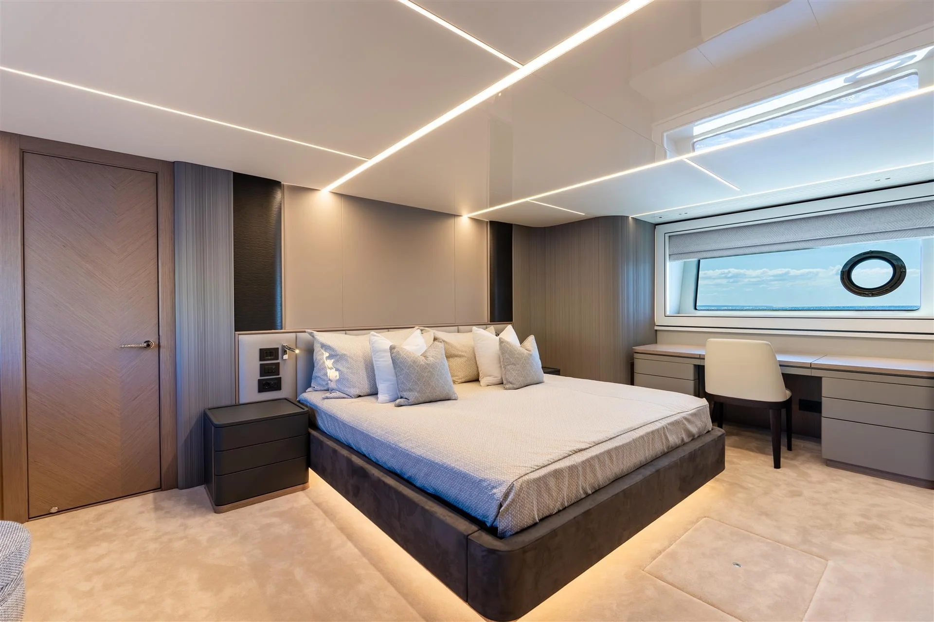 Sunseeker 90 Ocean Enclosed, slaapkamer met bed en raam