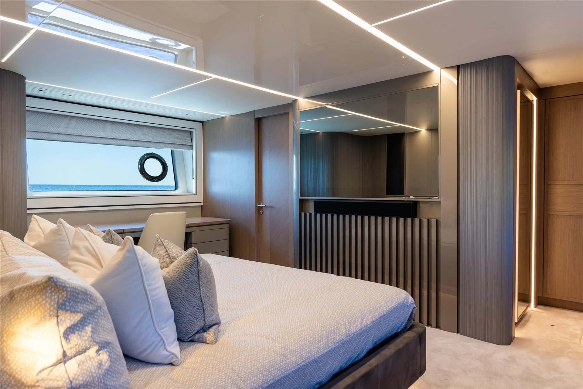 Sunseeker 90 Ocean Enclosed, slaapkamer met bed en raam