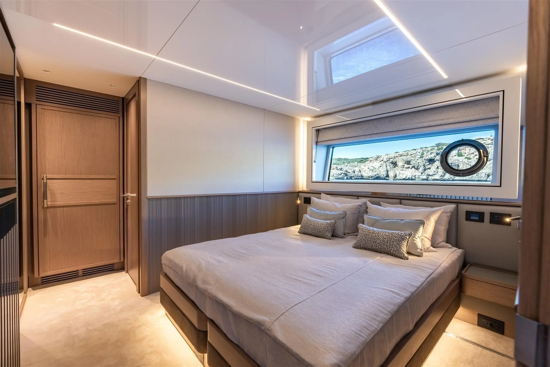 Sunseeker 90 Ocean Enclosed, slaapkamer met bed en raam