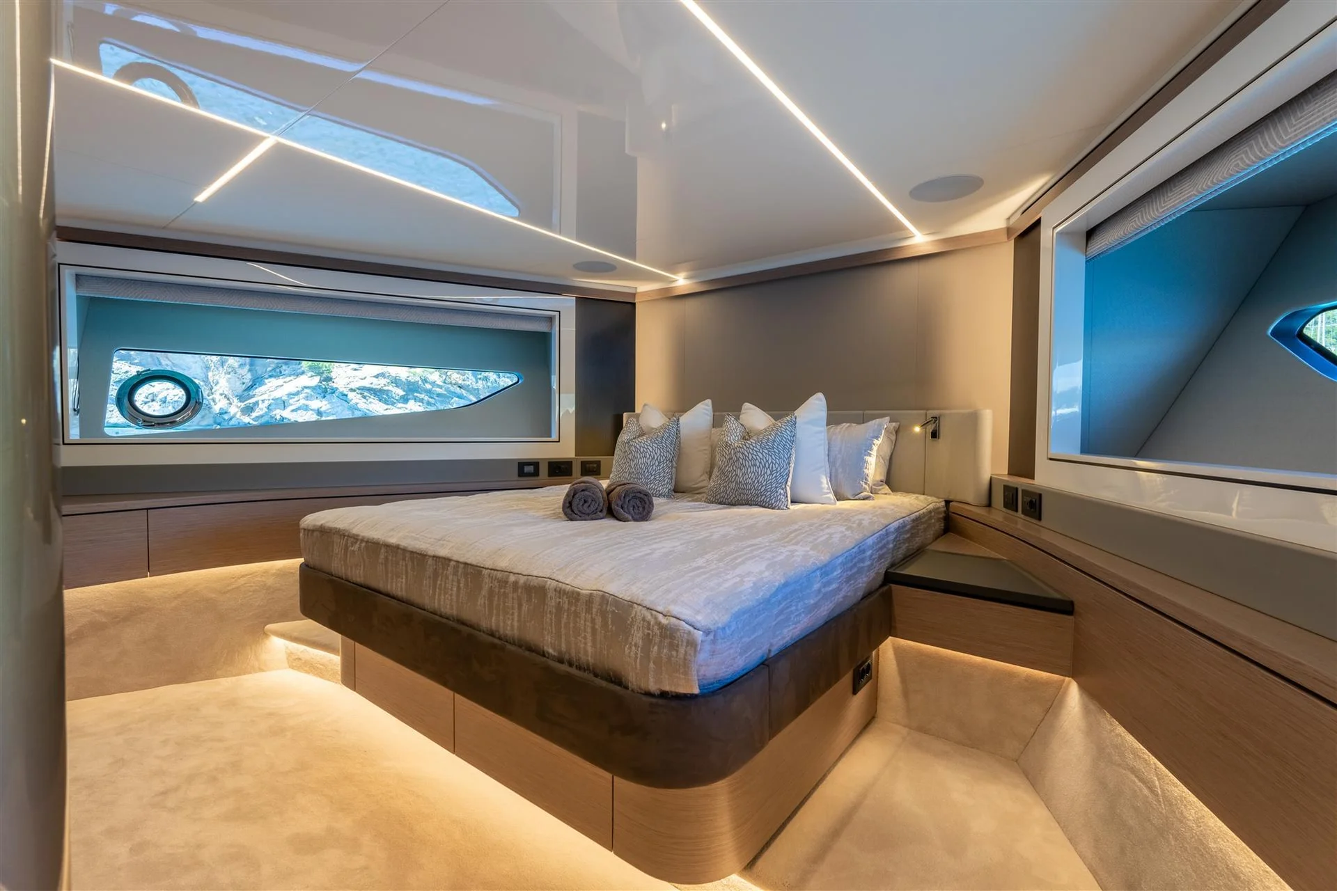 Sunseeker 90 Ocean Enclosed, slaapkamer met bed en ramen