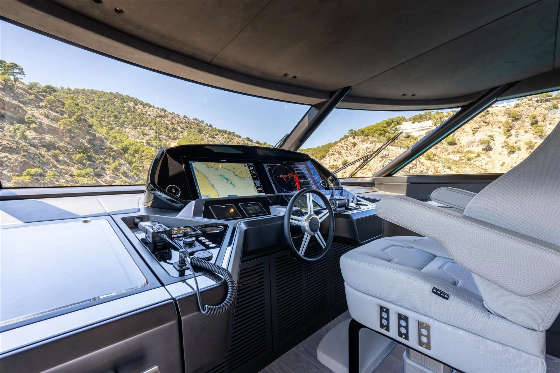 Sunseeker 90 Ocean Enclosed, stuurstand met navigatieschermen en stoel