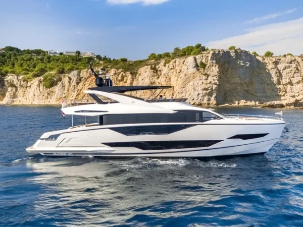 Sunseeker 90 Ocean, jacht varend bij kustlijn