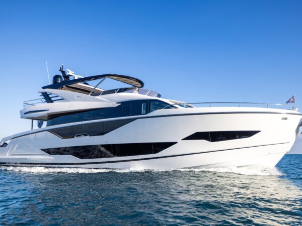 Sunseeker 90 Ocean, witte jacht varend op zee