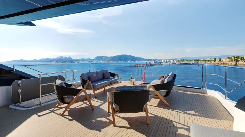 Sunseeker 94 Yacht, dek met loungebank en zeezicht