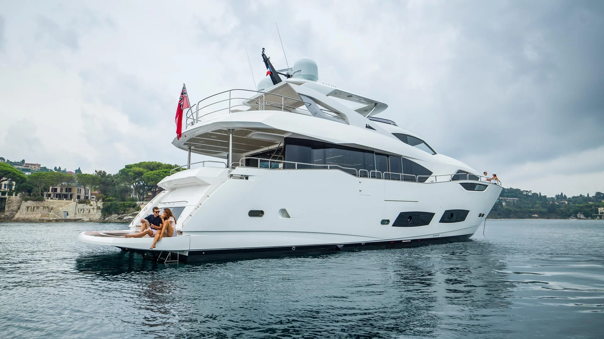 Sunseeker 95 Yacht, jacht op zee met stel